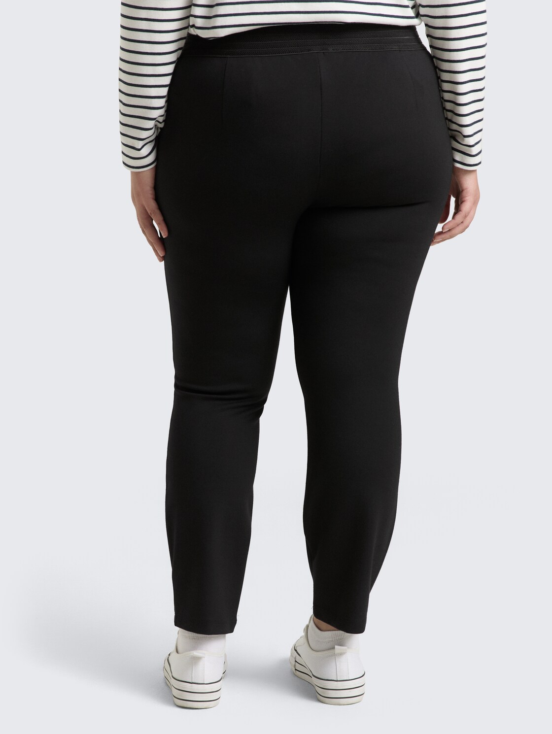 Plus Size - Treggings Hose mit elastischem Bund - deep black - Auschnitt Model-Rückansicht