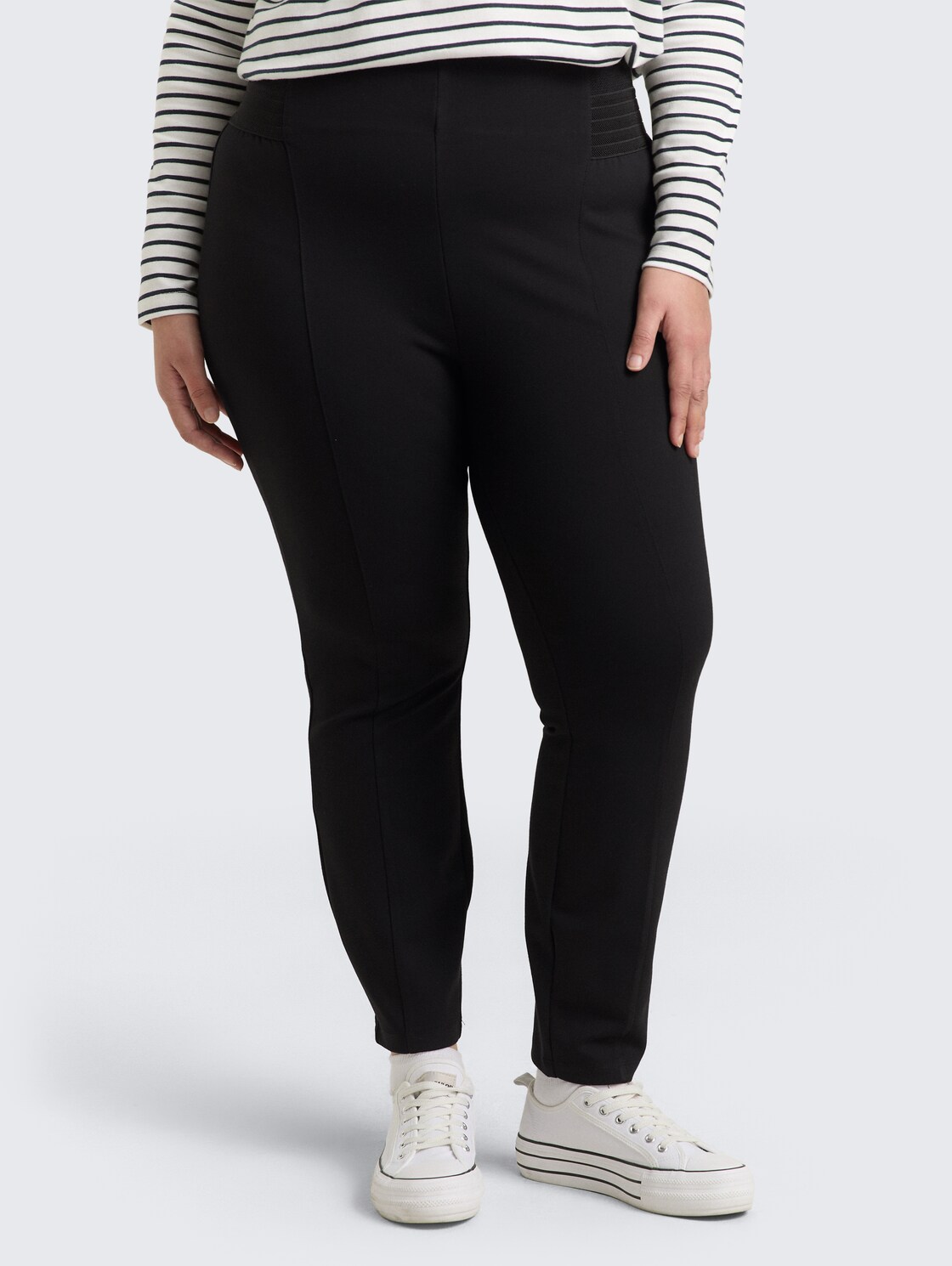Plus Size - Treggings Hose mit elastischem Bund - deep black - Ausschnitt Model-Vorderansicht