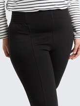Plus Size - Treggings Hose mit elastischem Bund - deep black - Detail-Model-Ansicht