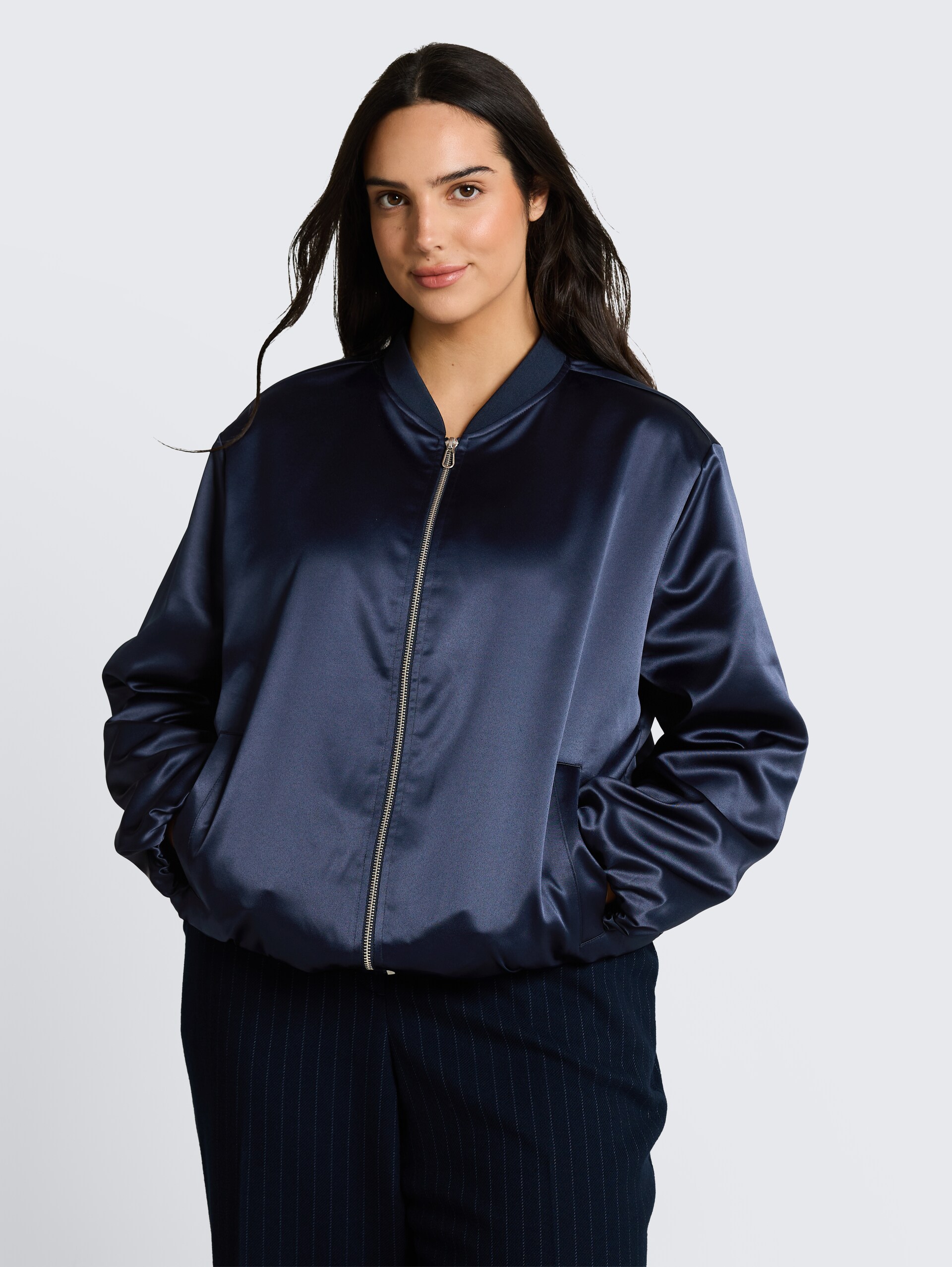 Plus Size - Satin Blouson Jacke mit Bomberkragen - sky captain blue - Model-Vorderansicht