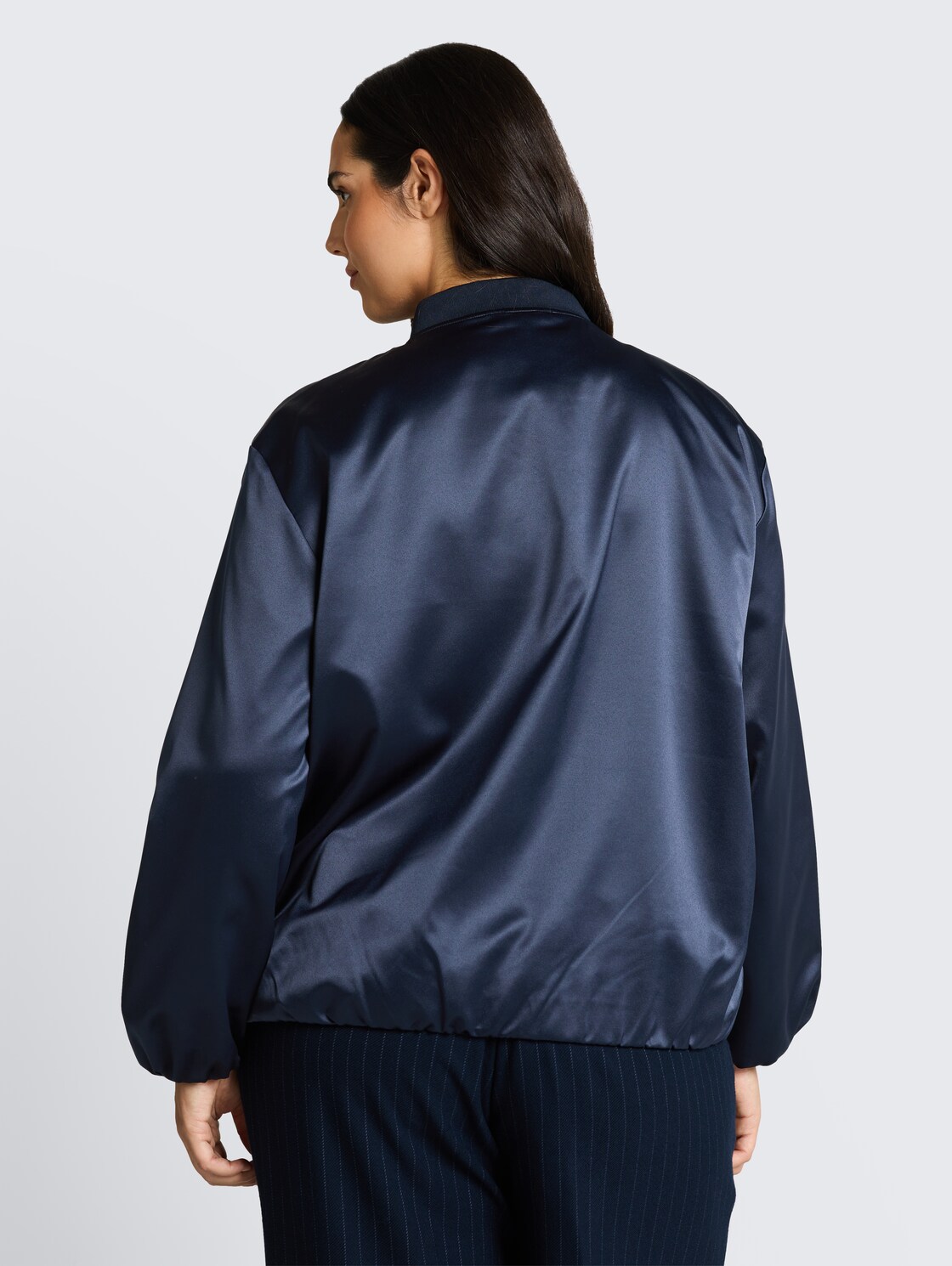 Plus Size - Satin Blouson Jacke mit Bomberkragen - sky captain blue - Model-Rückansicht