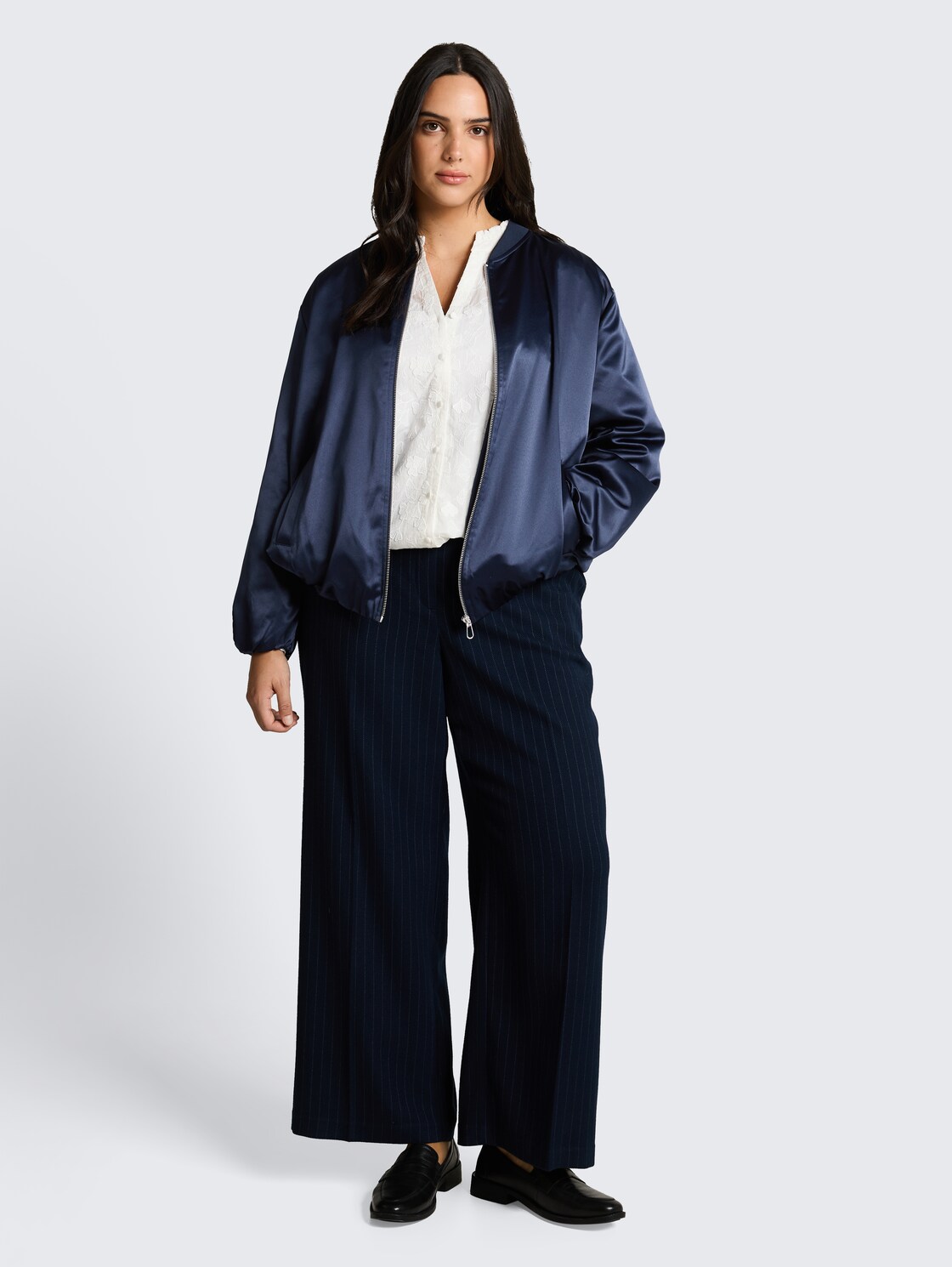 Plus Size - Satin Blouson Jacke mit Bomberkragen - sky captain blue - seitliche Model-Ansicht