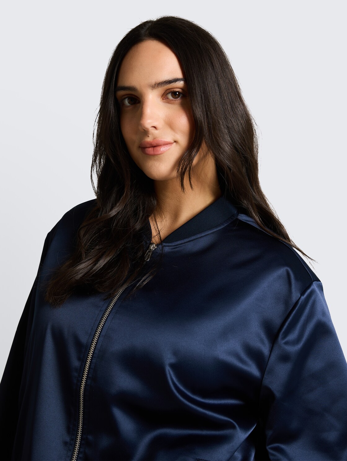Plus Size - Satin Blouson Jacke mit Bomberkragen - sky captain blue - Detail-Model-Ansicht