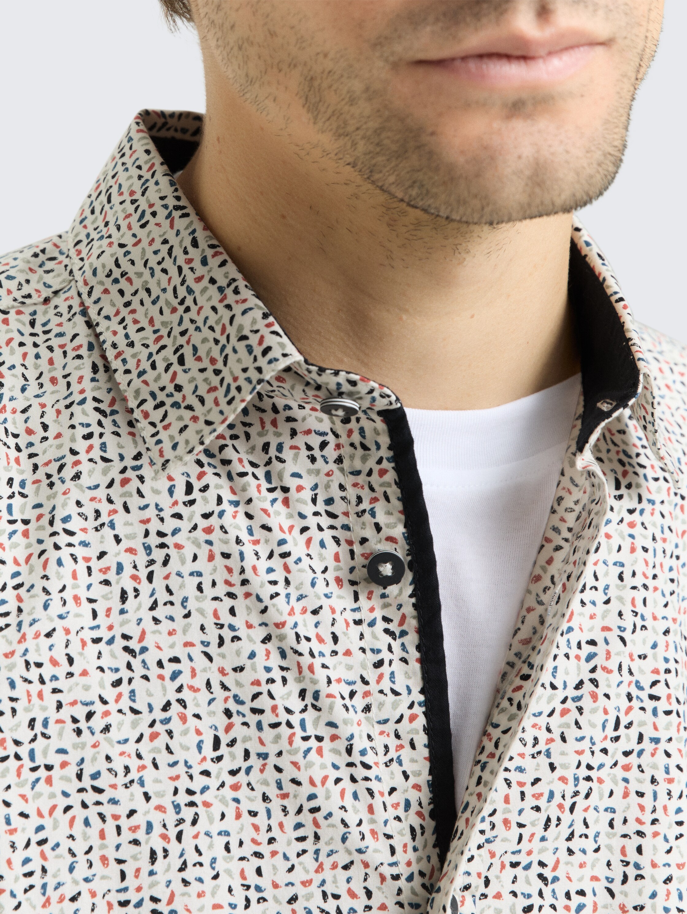 Fitted Hemd mit Muster - white abstract design - Detail-Model-Ansicht