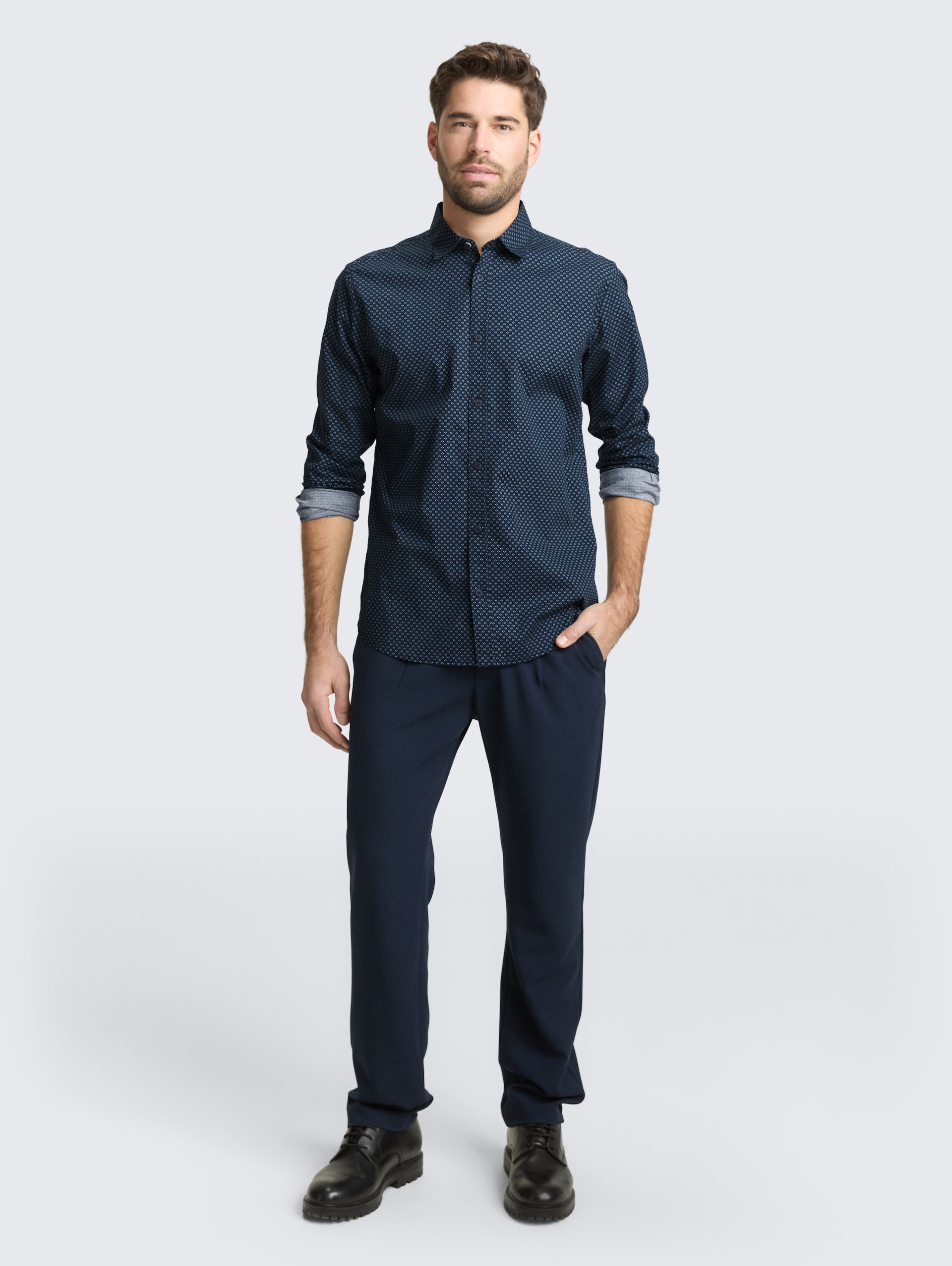 Getailleerd overhemd met patroon - navy diamond design - Model vooraanzicht