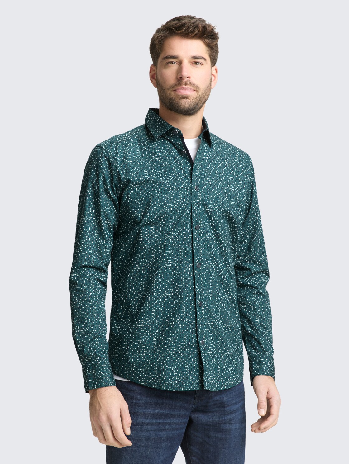 Fitted Hemd mit Muster - meadow green abstract design - Ausschnitt Model-Vorderansicht