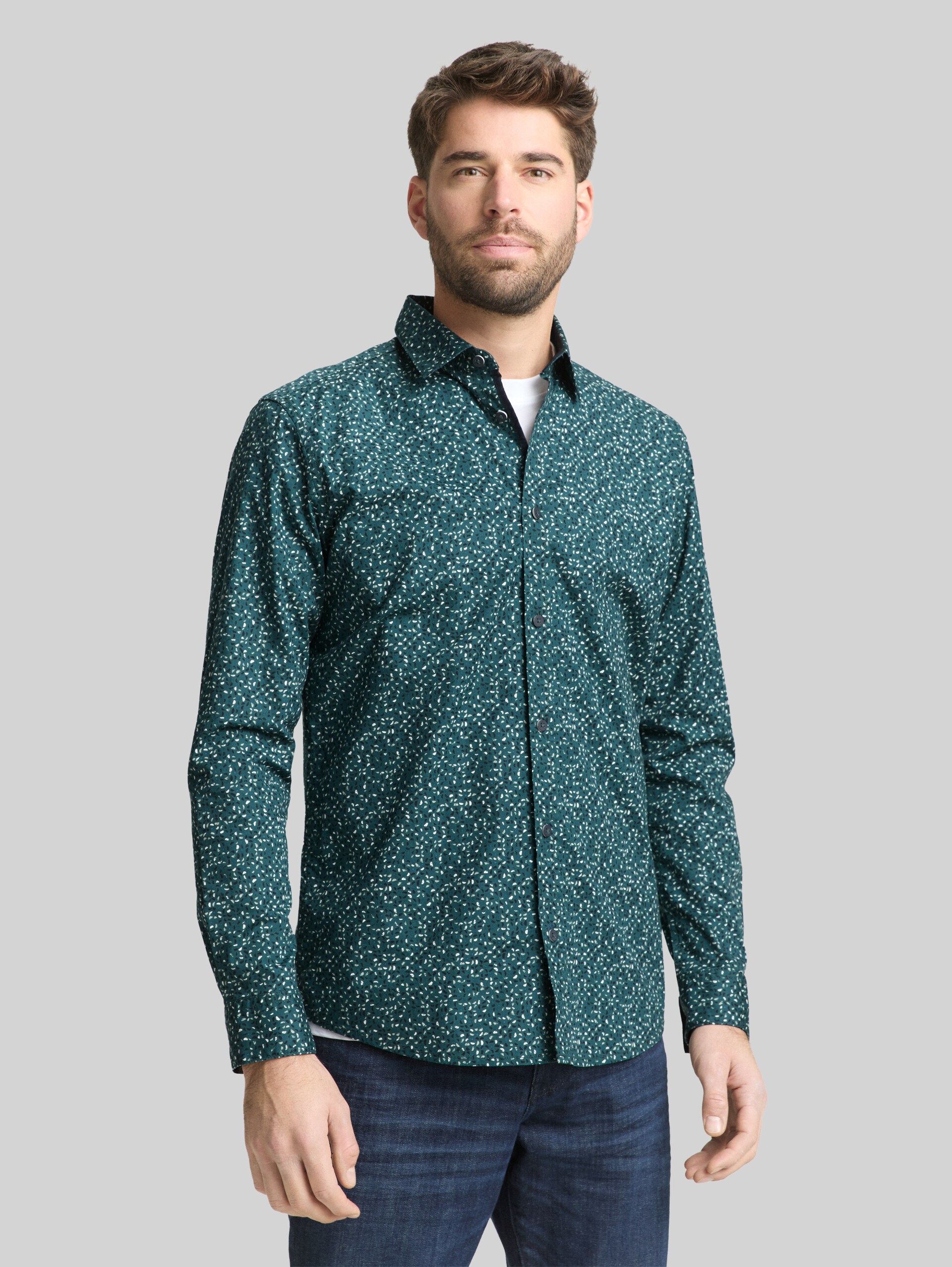 Fitted Hemd mit Muster - meadow green abstract design - Ausschnitt Model-Vorderansicht