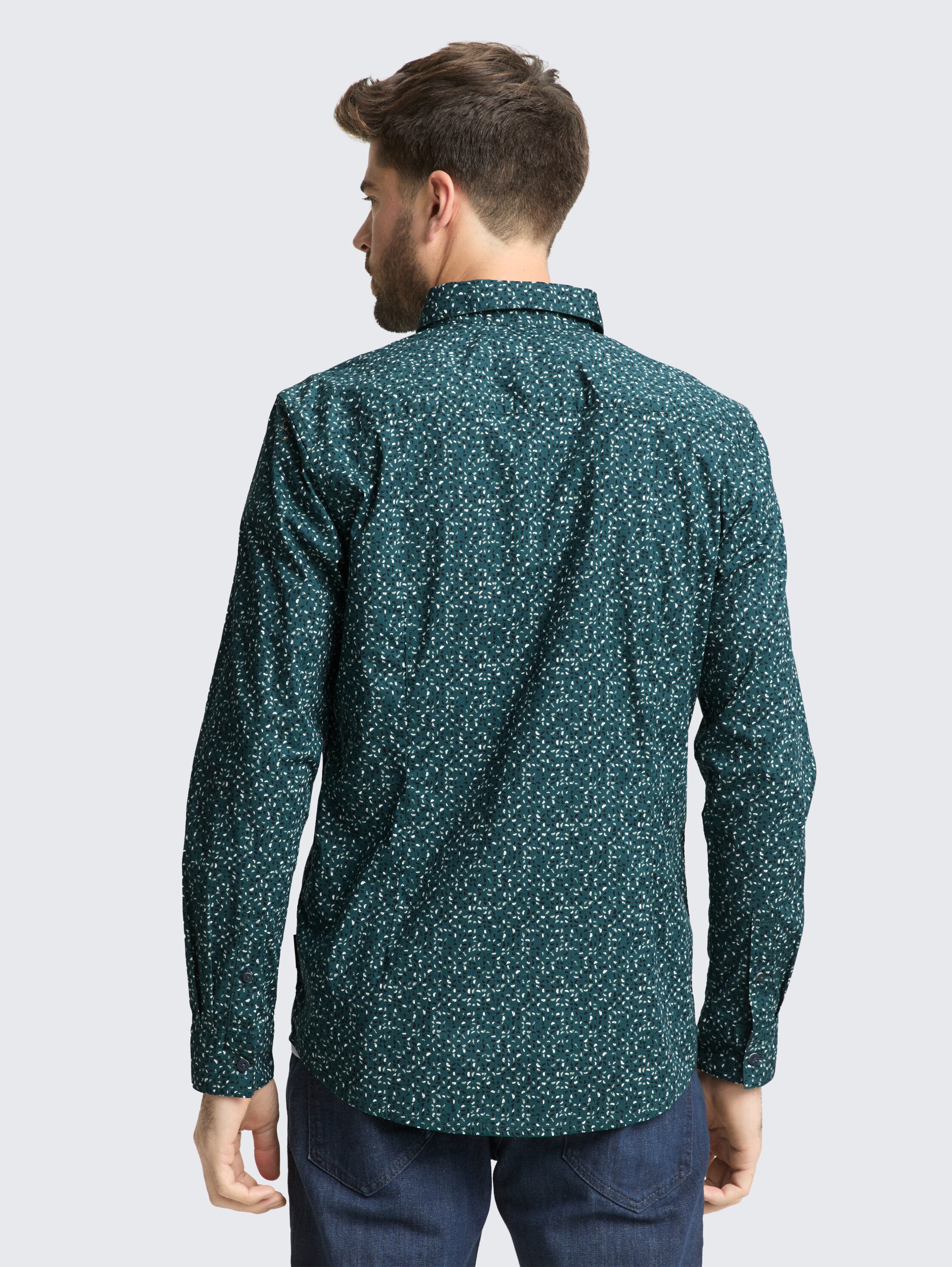 Fitted Hemd mit Muster - meadow green abstract design - Auschnitt Model-Rückansicht
