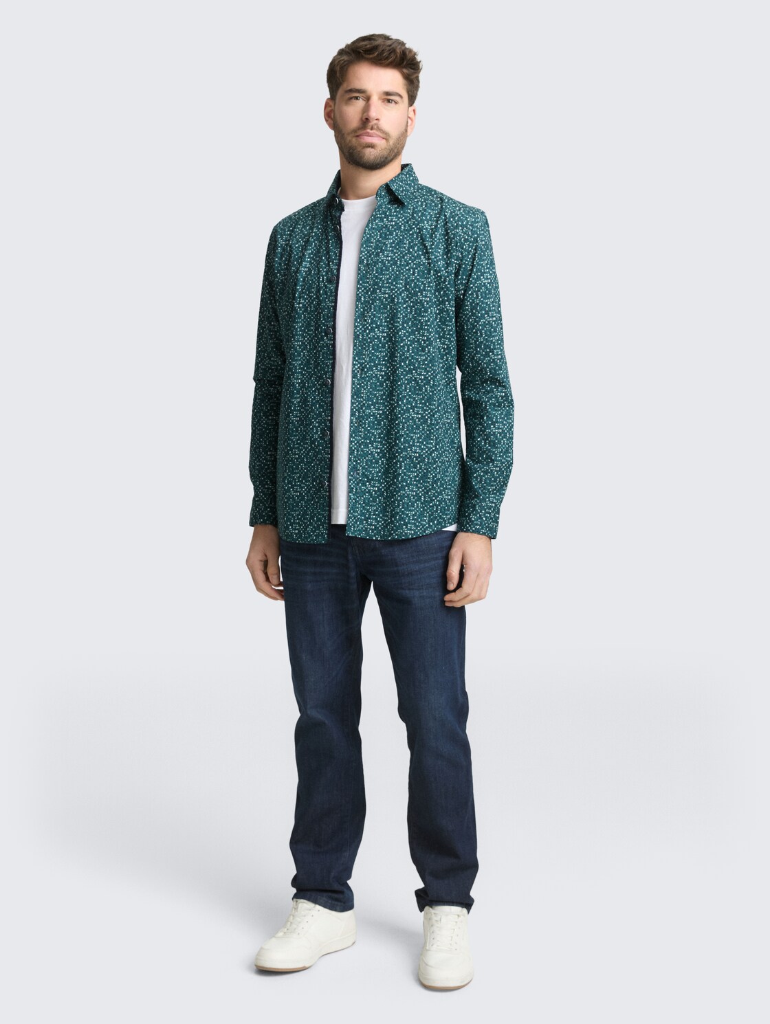Fitted Hemd mit Muster - meadow green abstract design - Model-Vorderansicht