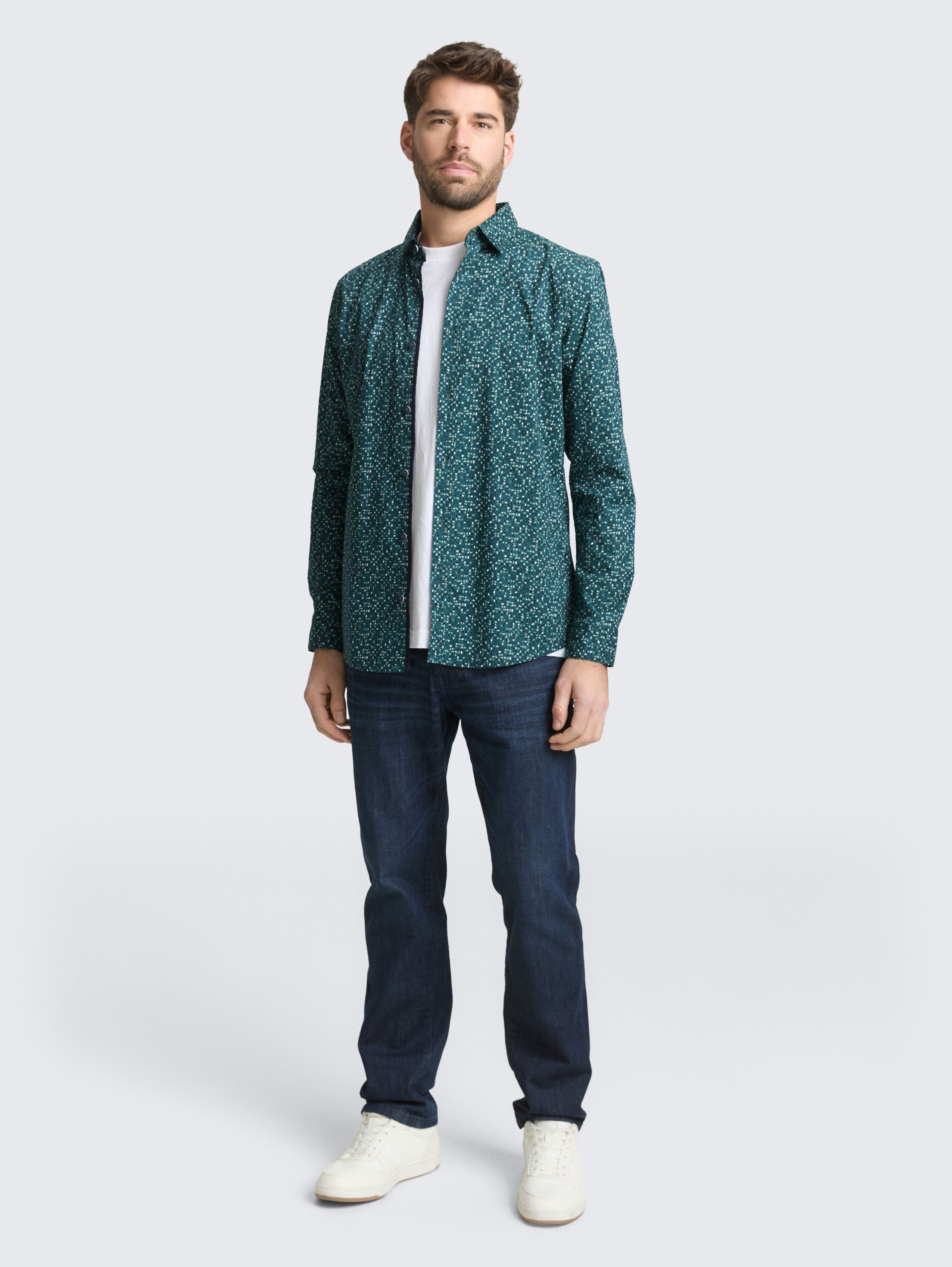 Fitted Hemd mit Muster - meadow green abstract design - Model-Vorderansicht