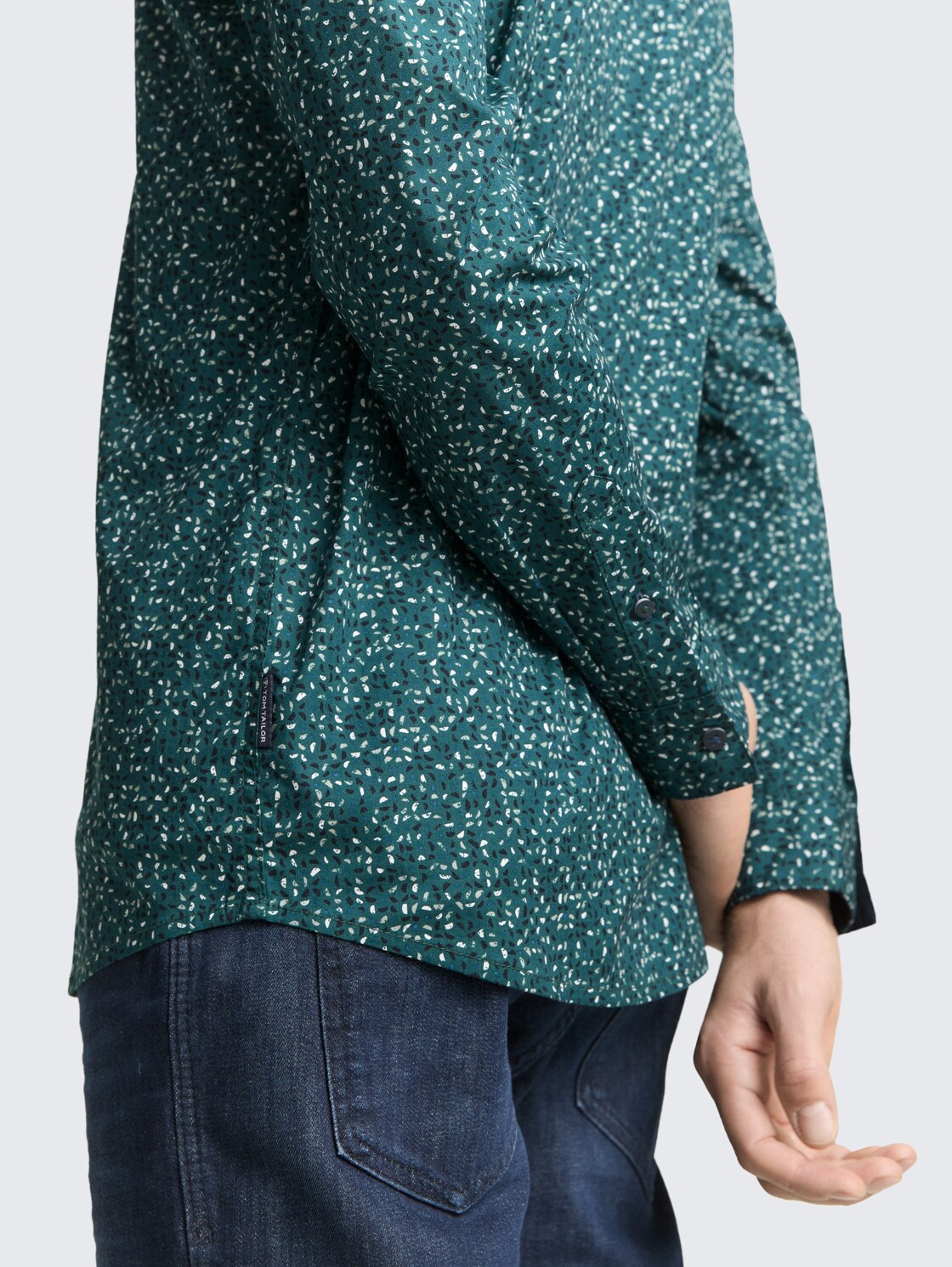 Fitted Hemd mit Muster - meadow green abstract design - Detail-Model-Ansicht
