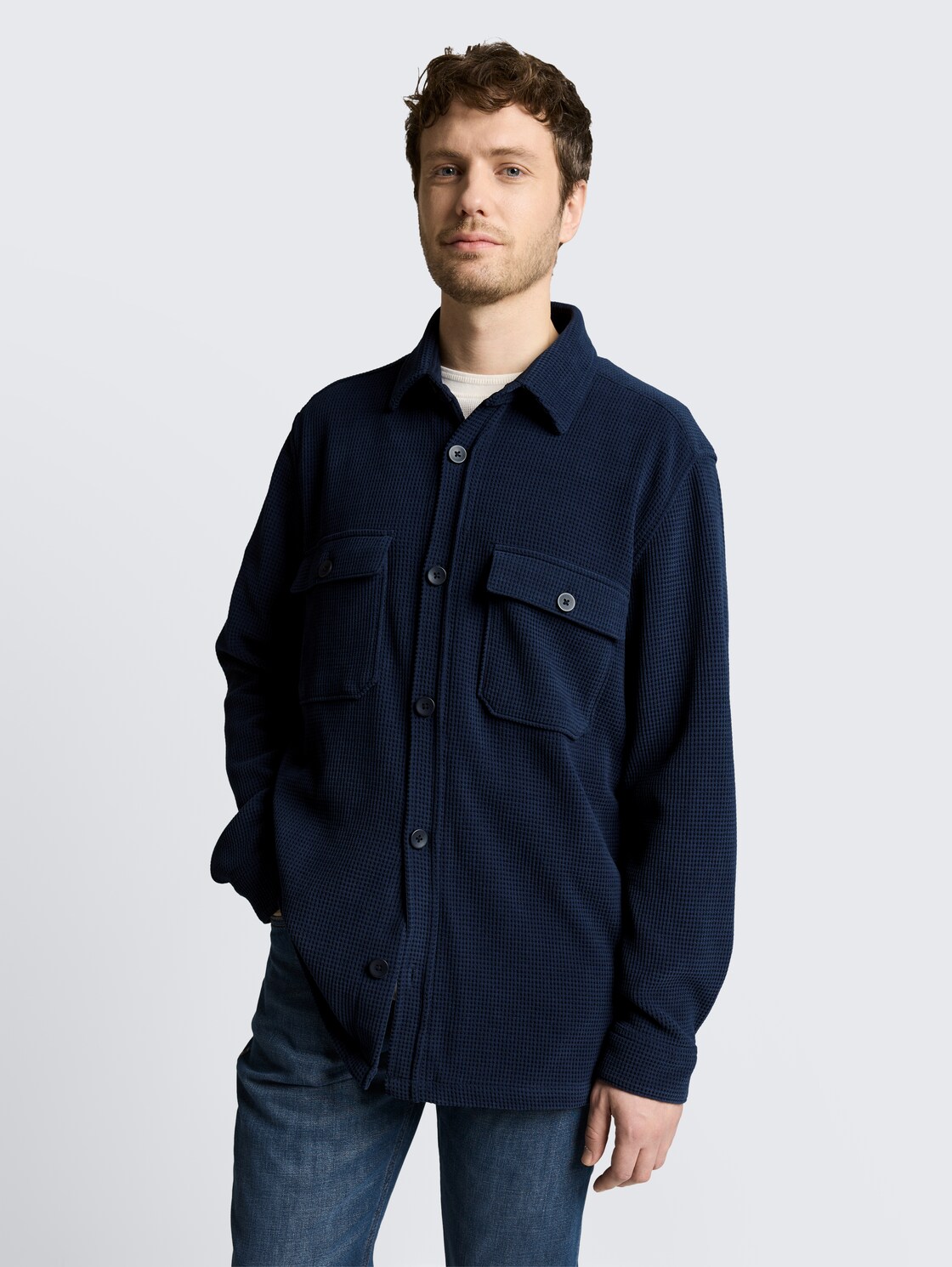 Overshirt mit Taschen - sky captain blue - Ausschnitt Model-Vorderansicht