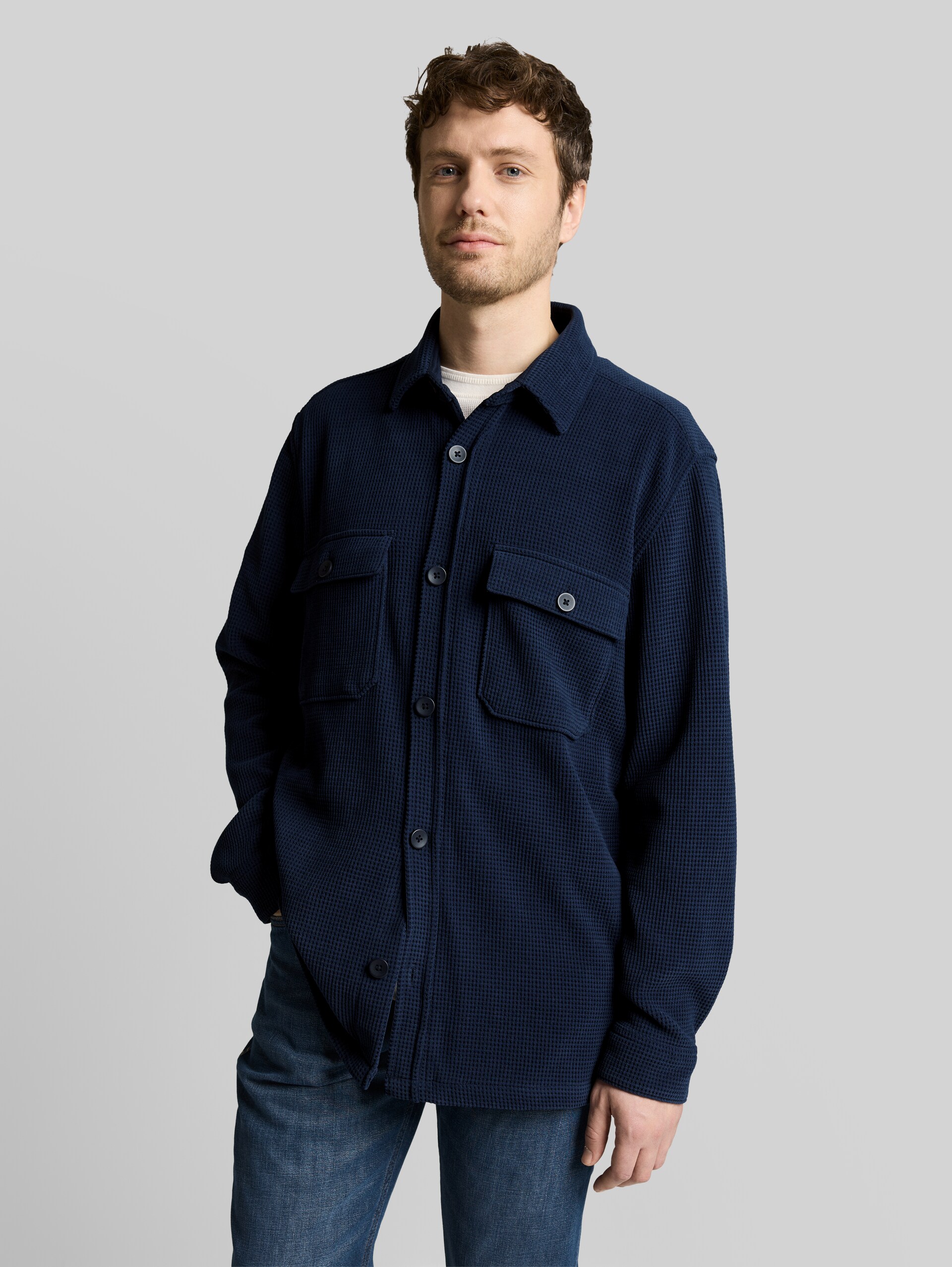 Overshirt with pockets - sky captain blue - Neckline model front view