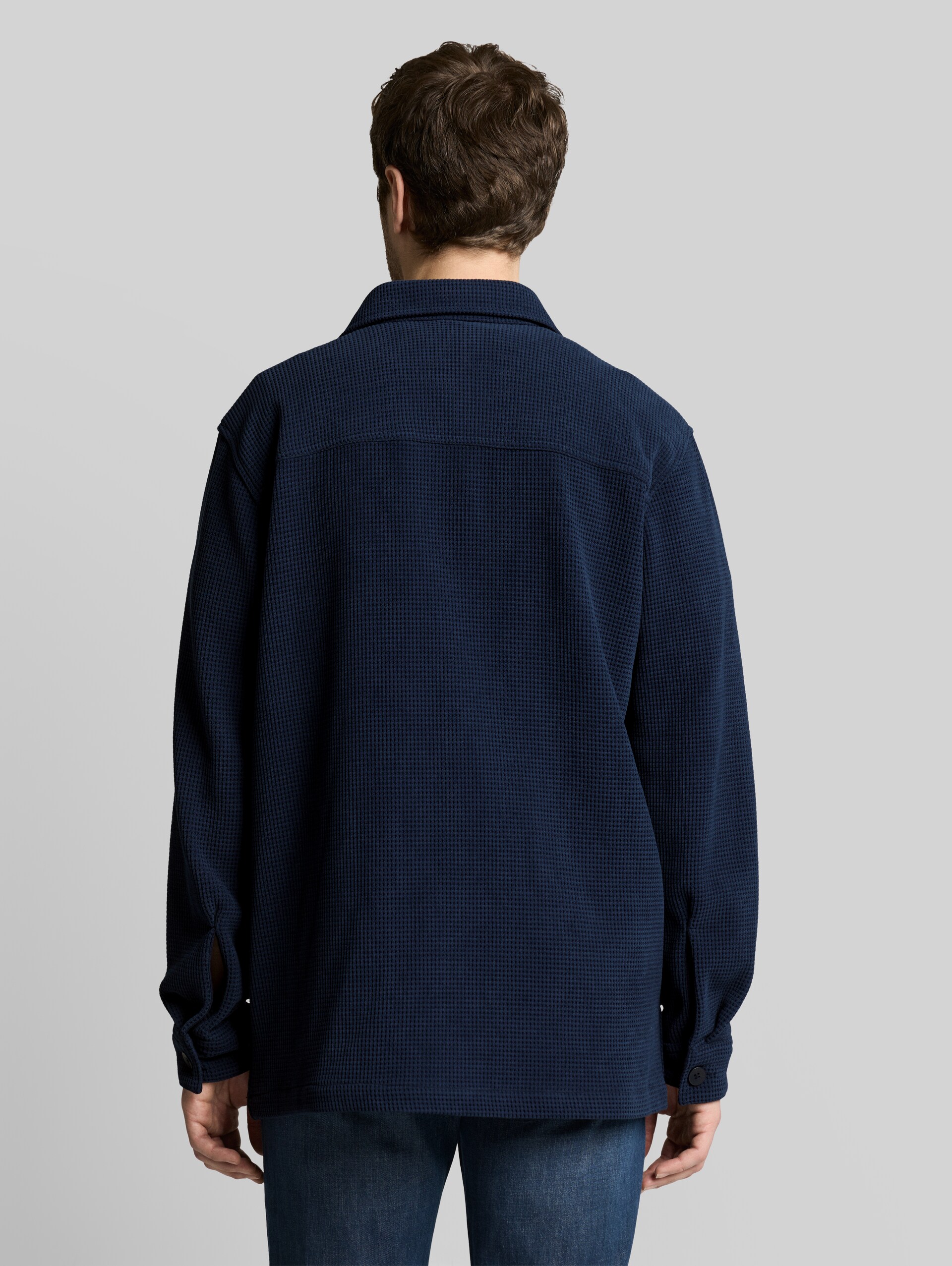 Overshirt with pockets - sky captain blue - Neckline model-back view