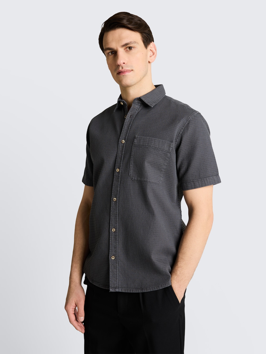 Regular Fit Kurzarmhemd mit Waffelstruktur - Tarmac Grey - Ausschnitt Model-Vorderansicht
