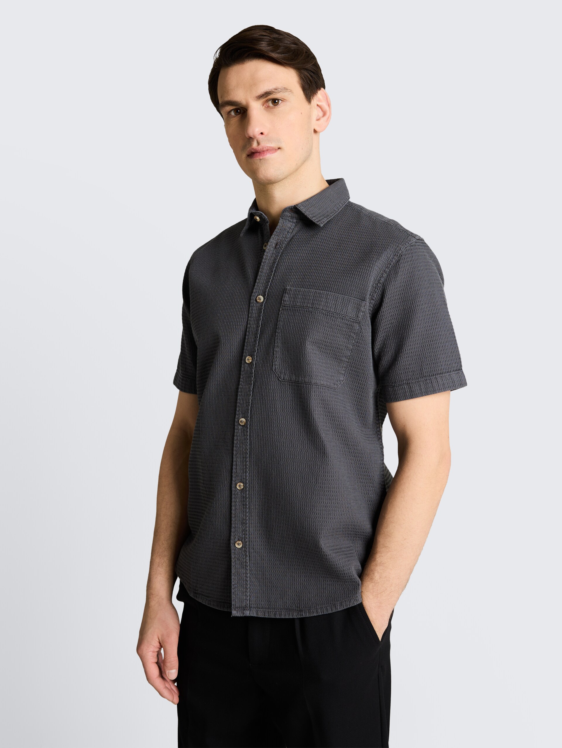 Regular Fit Kurzarmhemd mit Waffelstruktur - Tarmac Grey - Ausschnitt Model-Vorderansicht
