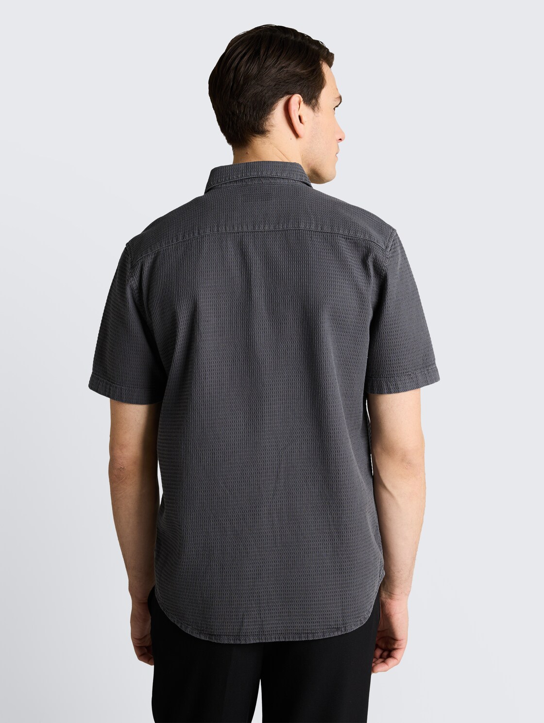 Regular Fit Kurzarmhemd mit Waffelstruktur - Tarmac Grey - Auschnitt Model-Rückansicht