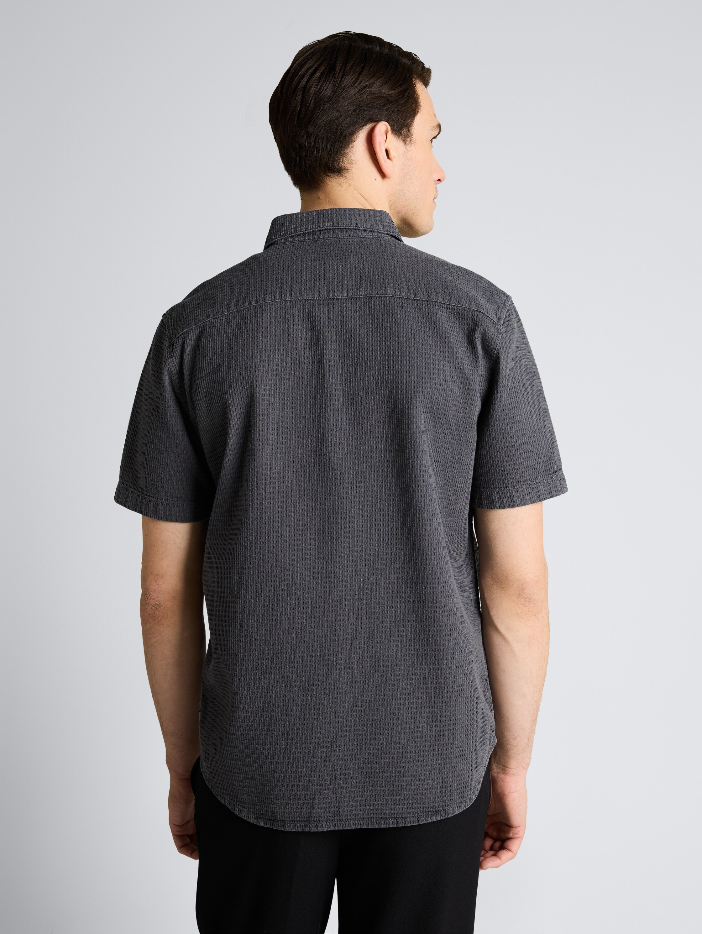 Chemise à manches courtes et coupe régulière avec structure gaufrée - Tarmac Grey - Découpe Vue arrière du modèle