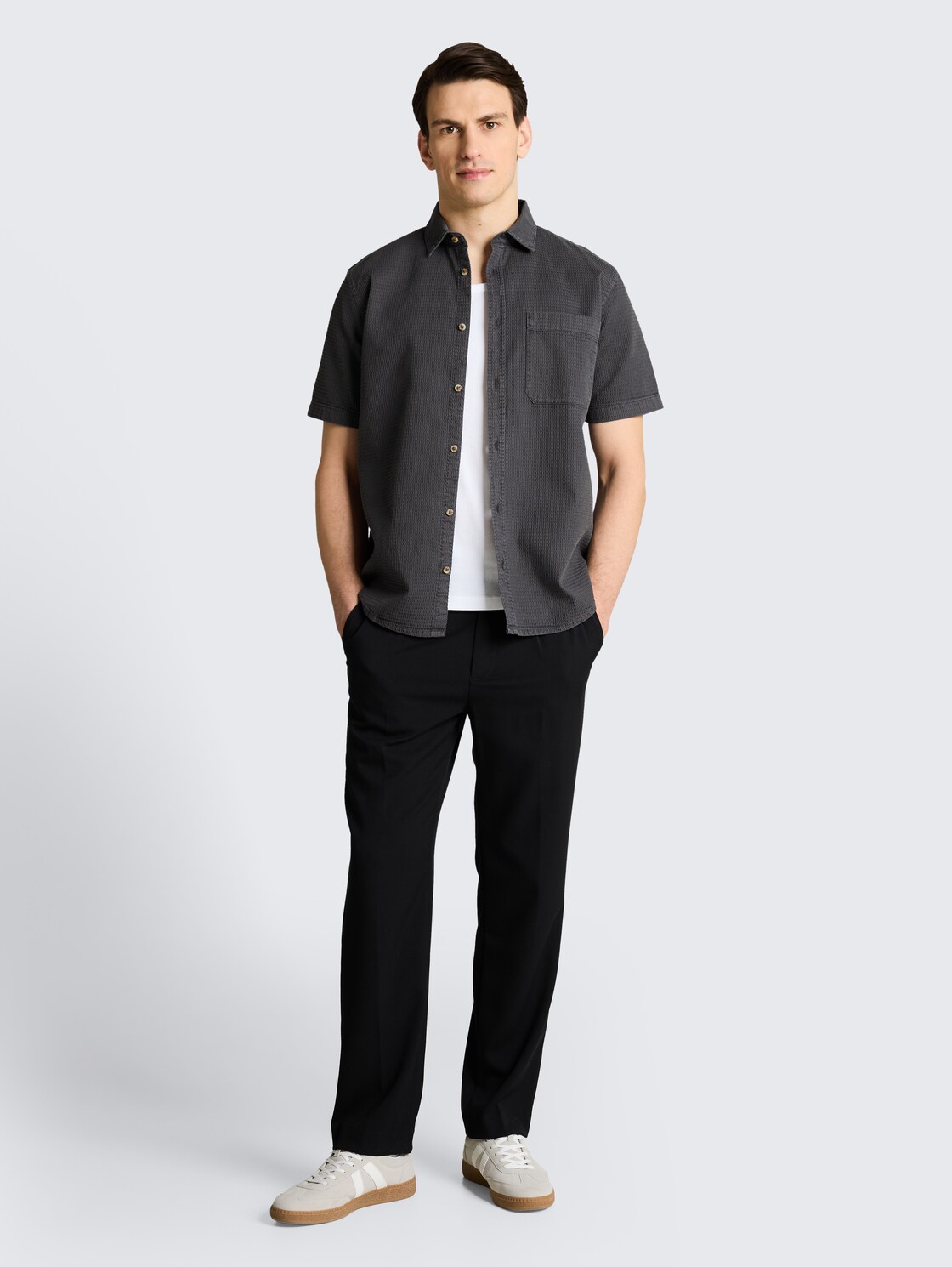 Regular Fit Kurzarmhemd mit Waffelstruktur - Tarmac Grey - Model-Vorderansicht