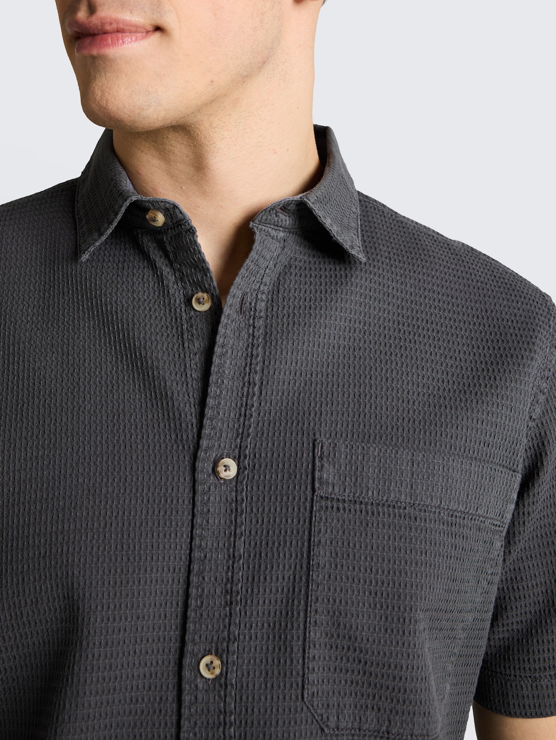 Regular Fit Kurzarmhemd mit Waffelstruktur - Tarmac Grey - Detail-Model-Ansicht