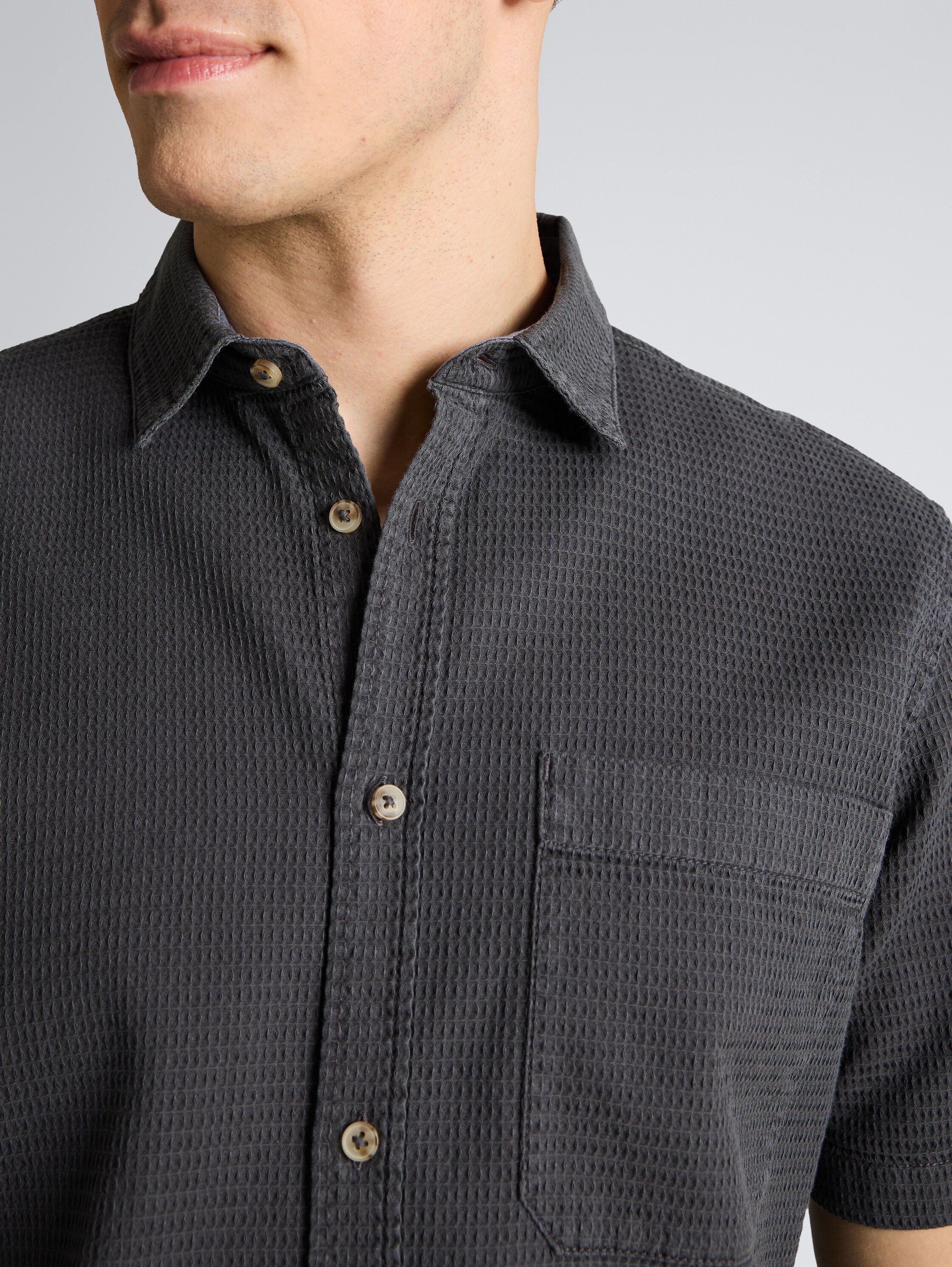 Chemise à manches courtes et coupe régulière avec structure gaufrée - Tarmac Grey - Vue détaillée du modèle