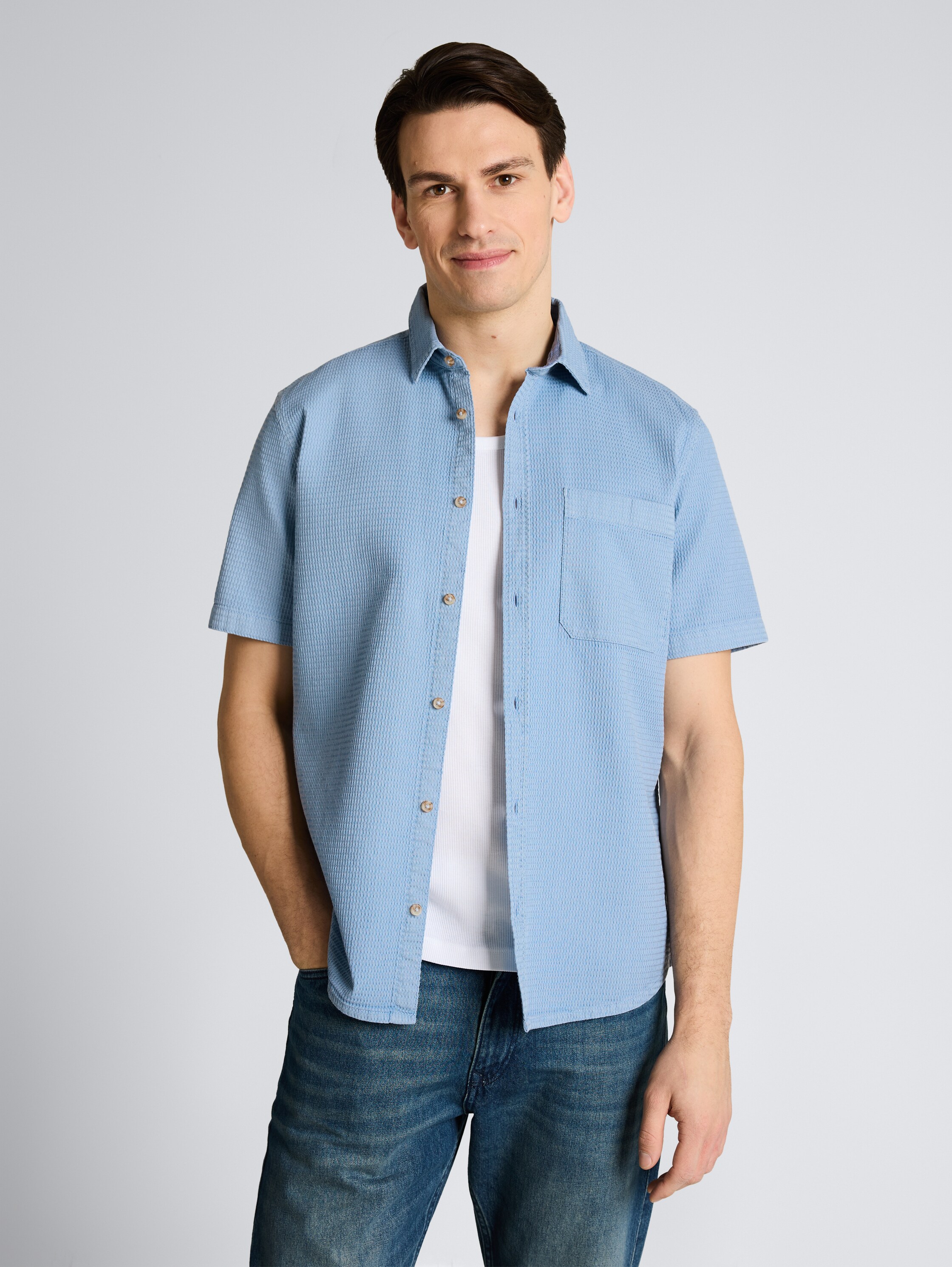 Chemise à manches courtes et coupe régulière avec structure gaufrée - mountain spring blue - Découpe Vue de face du modèle