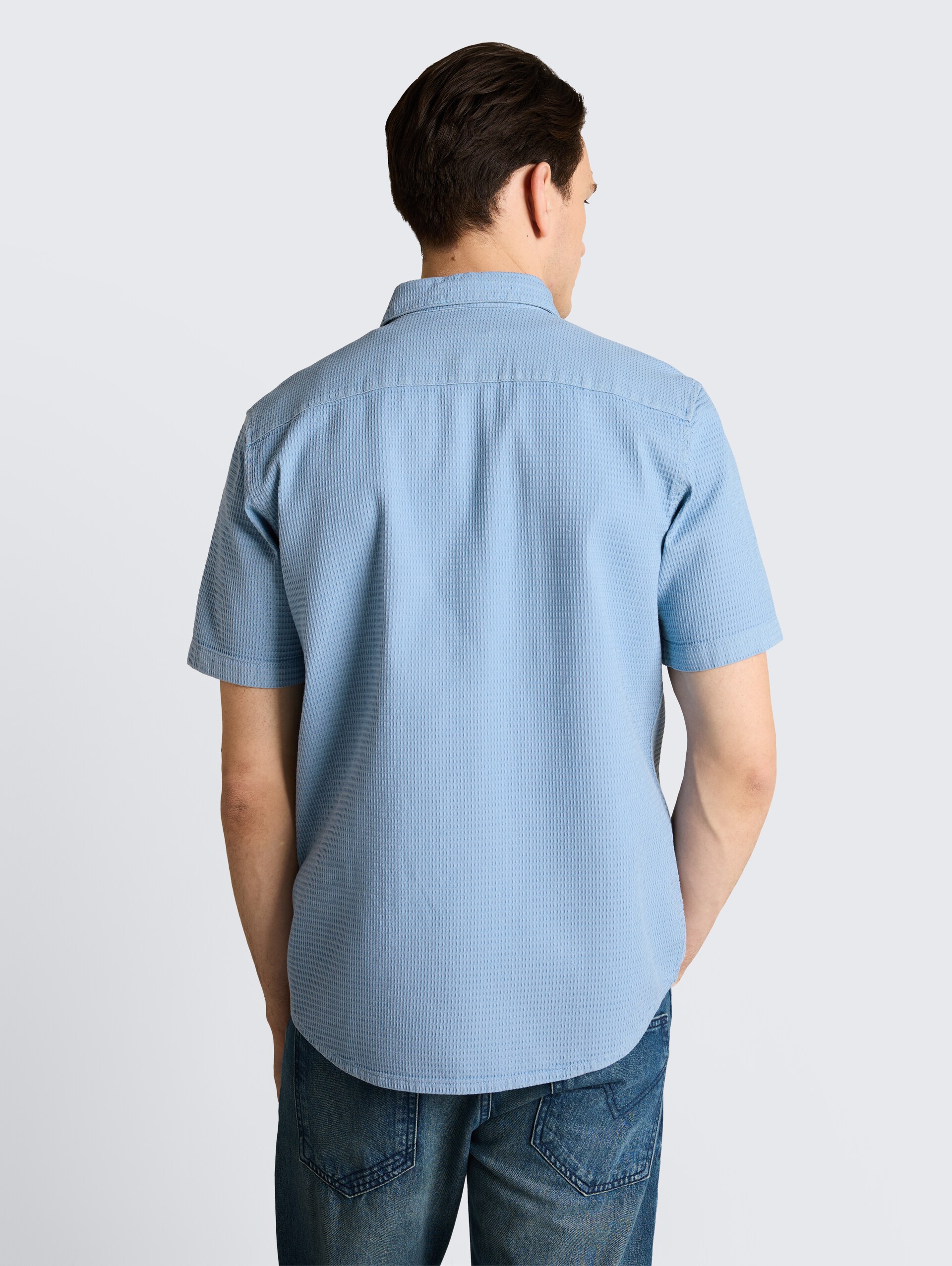 Regular Fit Kurzarmhemd mit Waffelstruktur - mountain spring blue - Auschnitt Model-Rückansicht