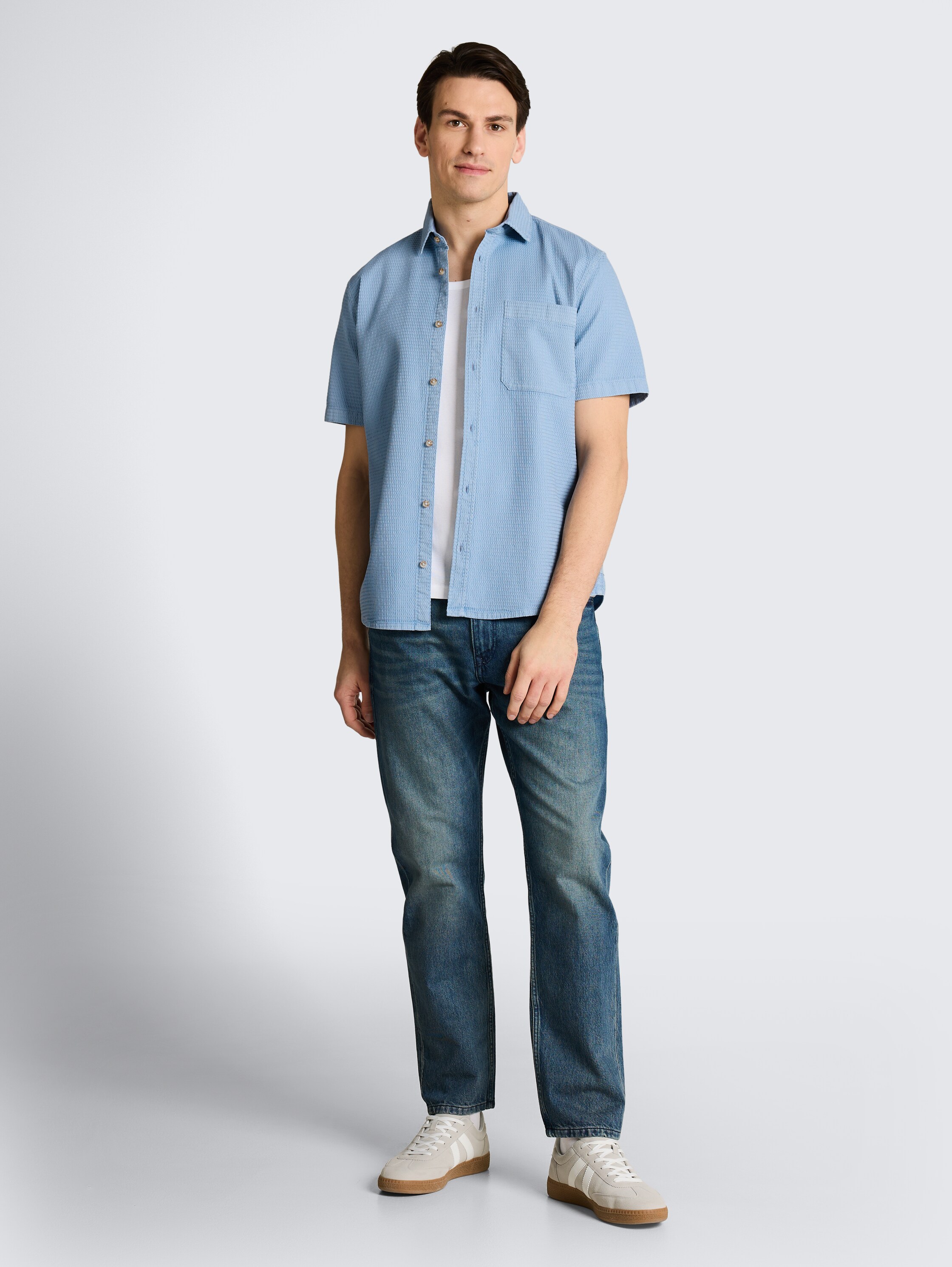 Chemise à manches courtes et coupe régulière avec structure gaufrée - mountain spring blue - Vue de face du modèle