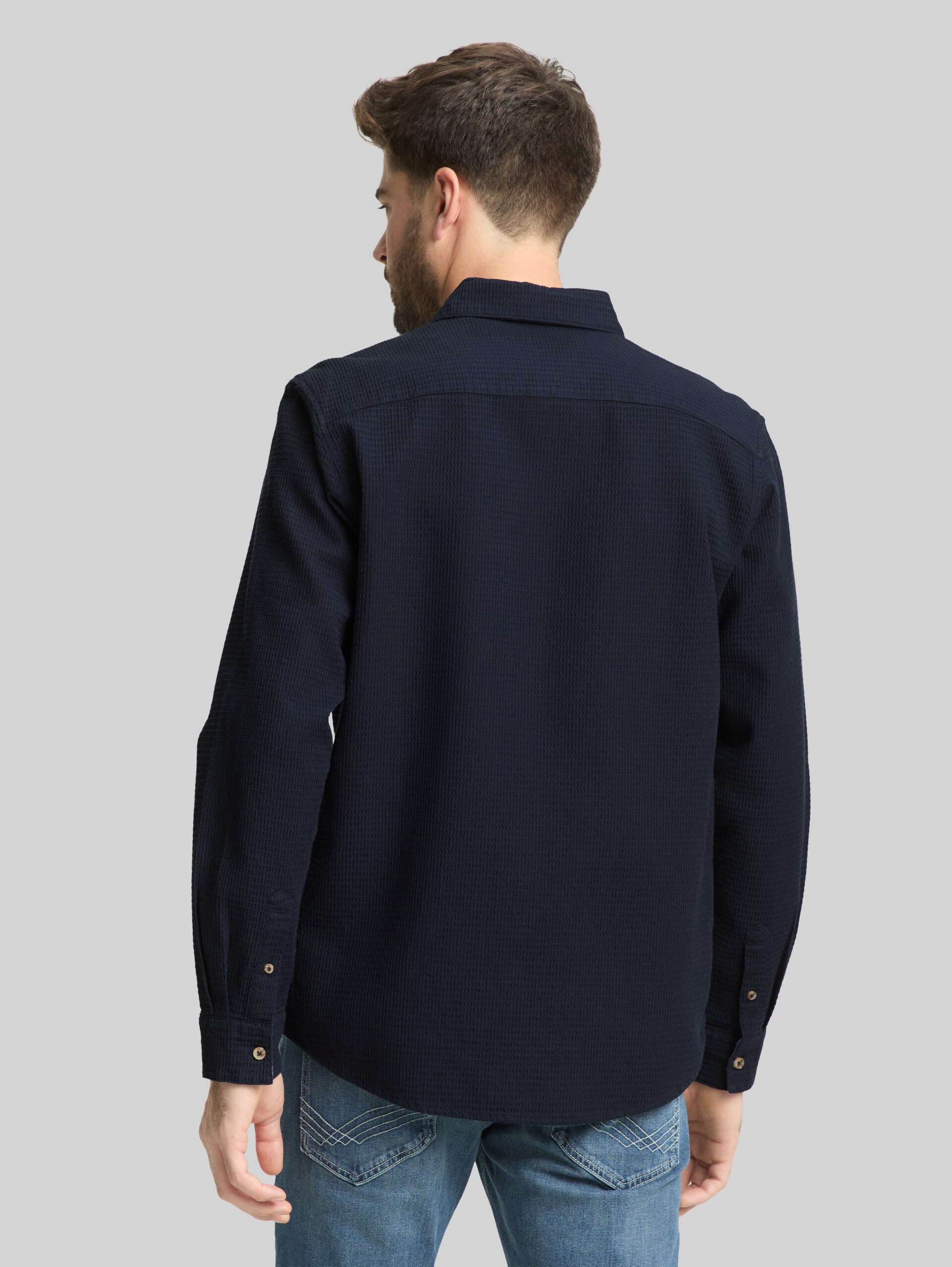 Regular Fit Hemd mit Waffelstruktur - sky captain blue - Auschnitt Model-Rückansicht