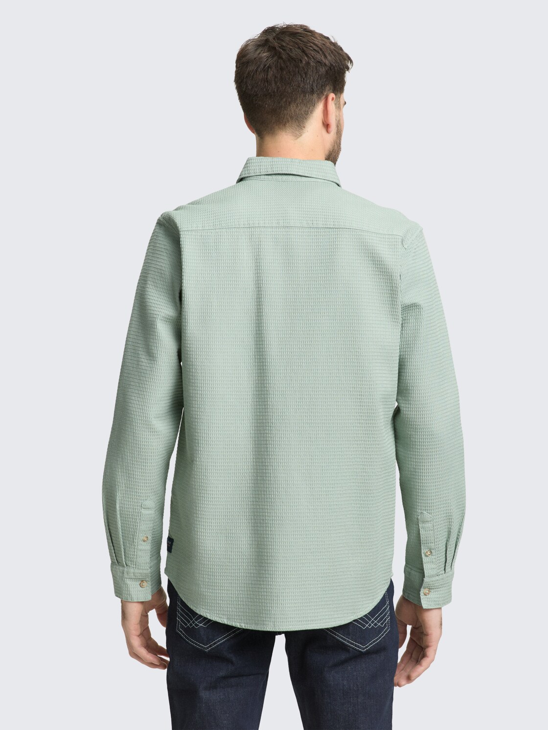 Regular Fit Hemd mit Waffelstruktur - soft greyish green - Auschnitt Model-Rückansicht
