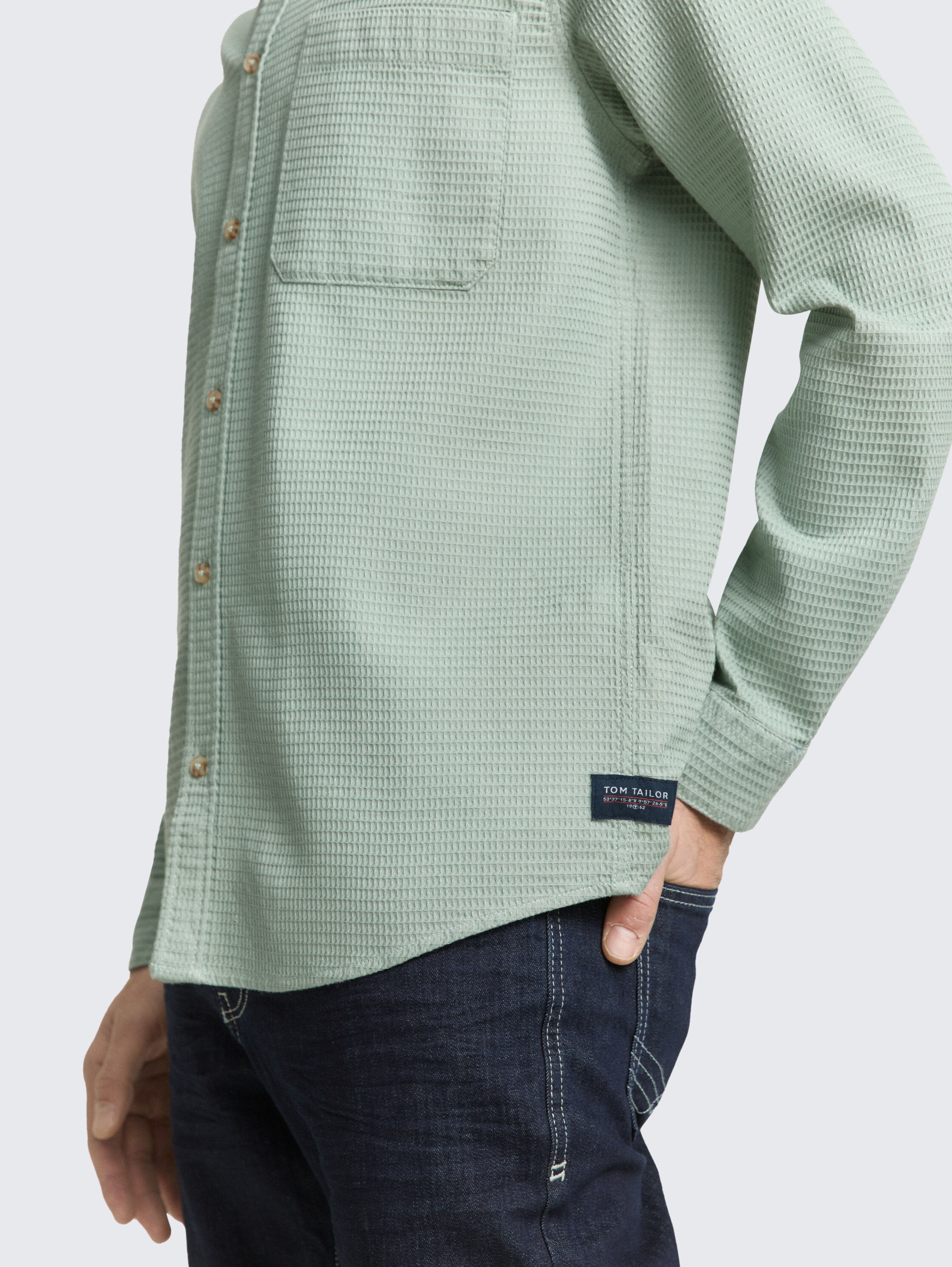 Regular Fit Hemd mit Waffelstruktur - soft greyish green - Detail-Model-Ansicht