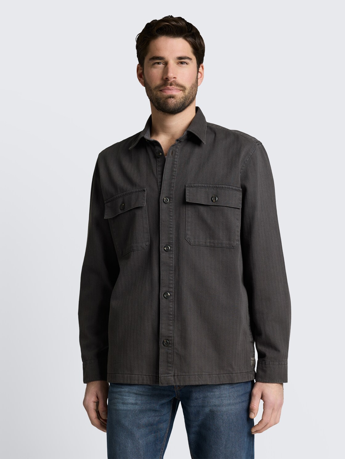 Overshirt im Washed-Look - Tarmac Grey - Ausschnitt Model-Vorderansicht