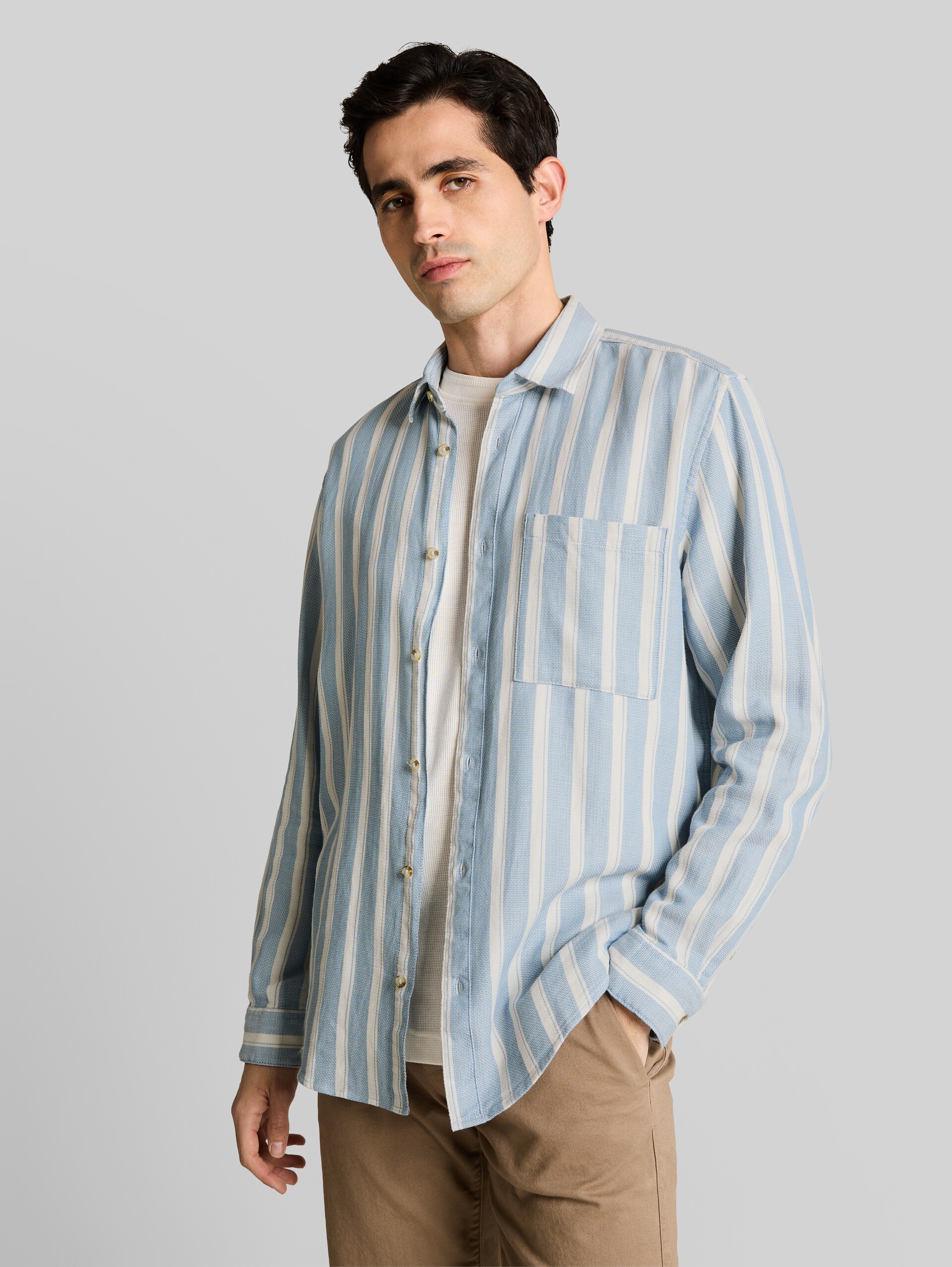 Regular fit dobby shirt in textured cotton fabric - mountain blue big stripe - Neckline model front view