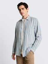 Regular Fit Dobby Hemd aus strukturiertem Baumwollstoff - mountain blue big stripe - Ausschnitt Model-Vorderansicht