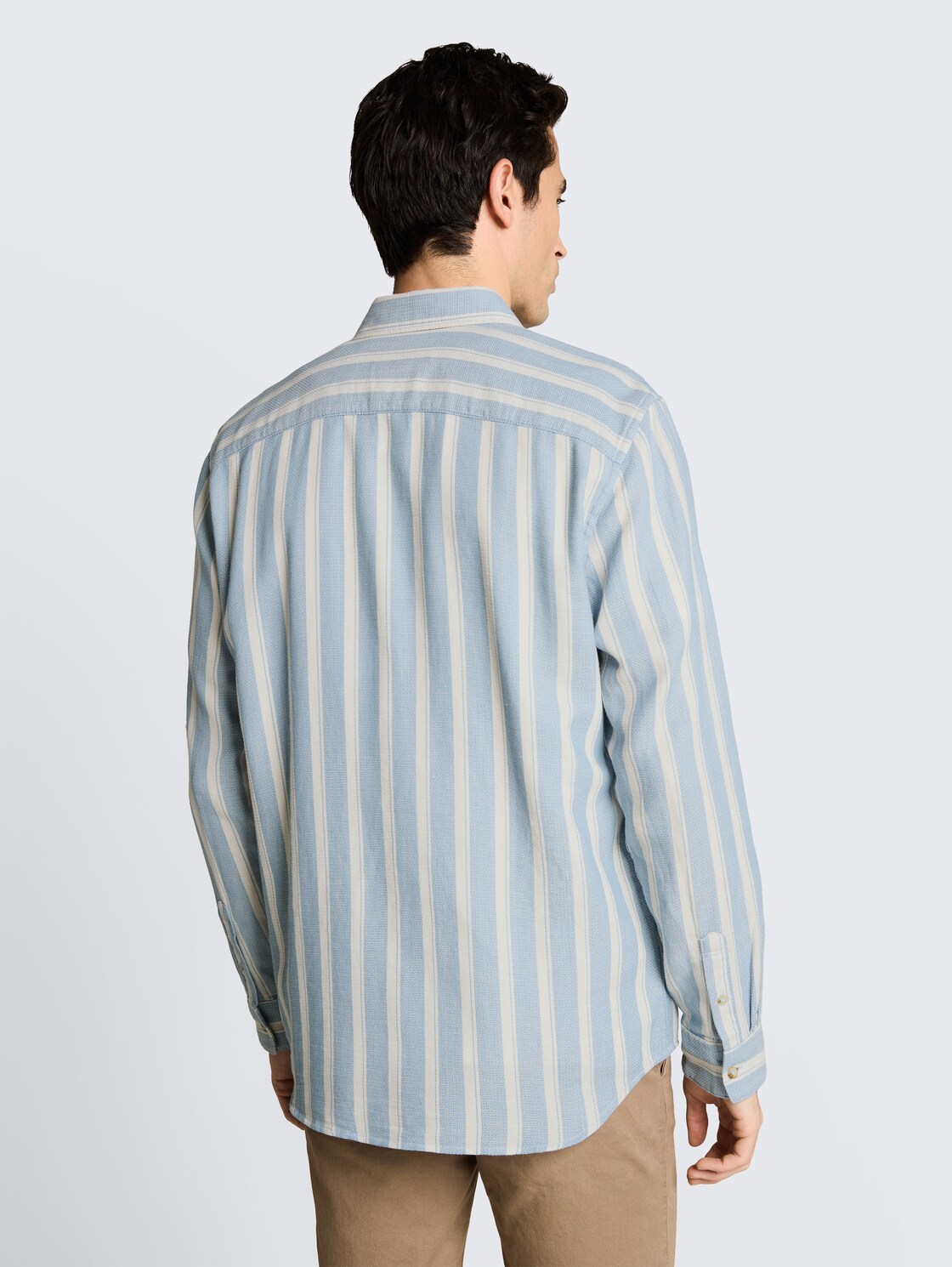 Regular Fit Dobby Hemd aus strukturiertem Baumwollstoff - mountain blue big stripe - Auschnitt Model-Rückansicht