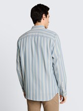 Regular Fit Dobby Hemd aus strukturiertem Baumwollstoff - mountain blue big stripe - Auschnitt Model-Rückansicht