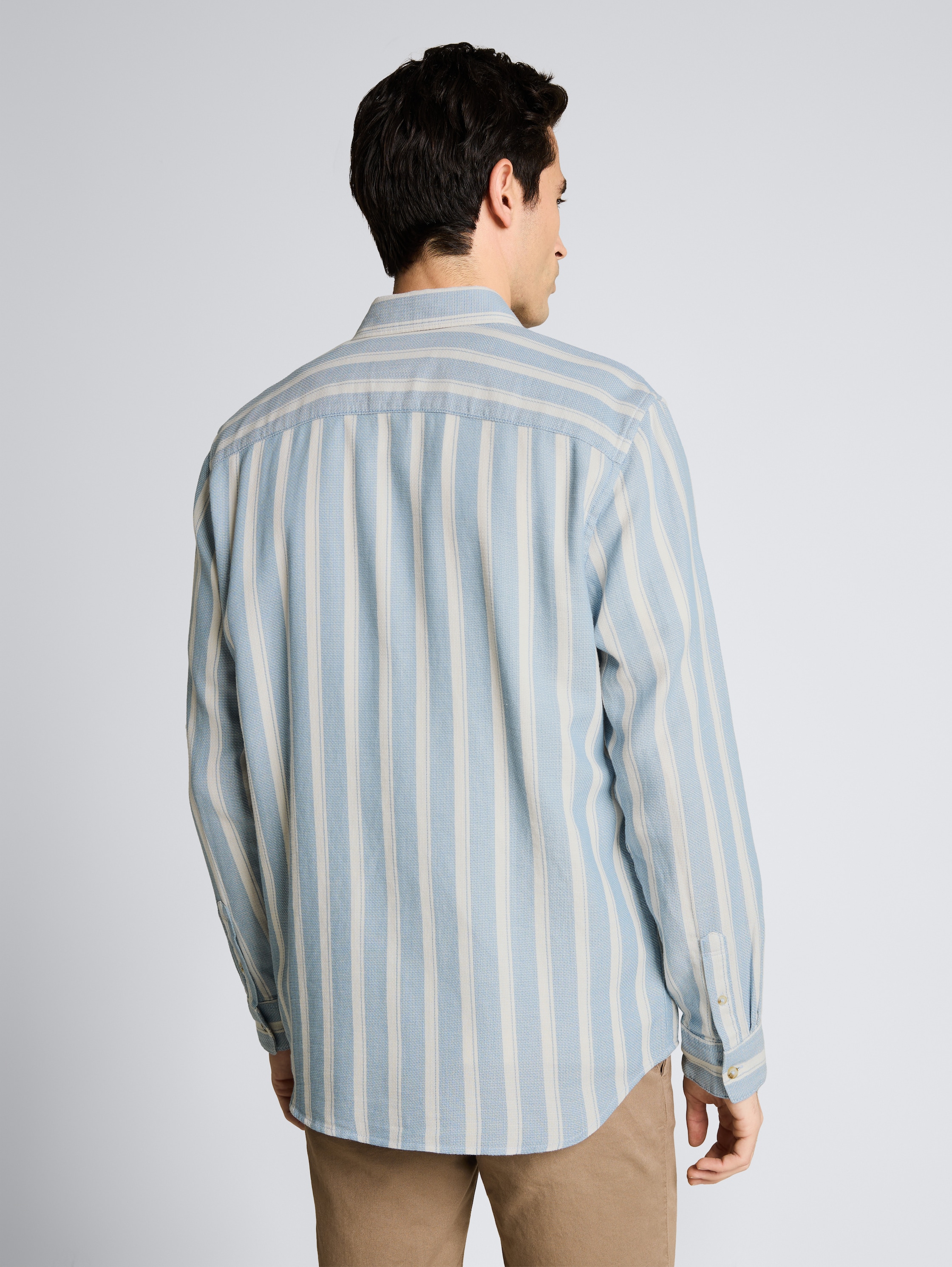 Regular Fit Dobby Hemd aus strukturiertem Baumwollstoff - mountain blue big stripe - Auschnitt Model-Rückansicht
