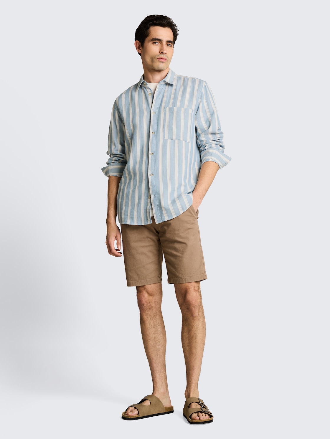 Regular Fit Dobby Hemd aus strukturiertem Baumwollstoff - mountain blue big stripe - Model-Vorderansicht