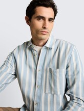Regular Fit Dobby Hemd aus strukturiertem Baumwollstoff - mountain blue big stripe - Detail-Model-Ansicht