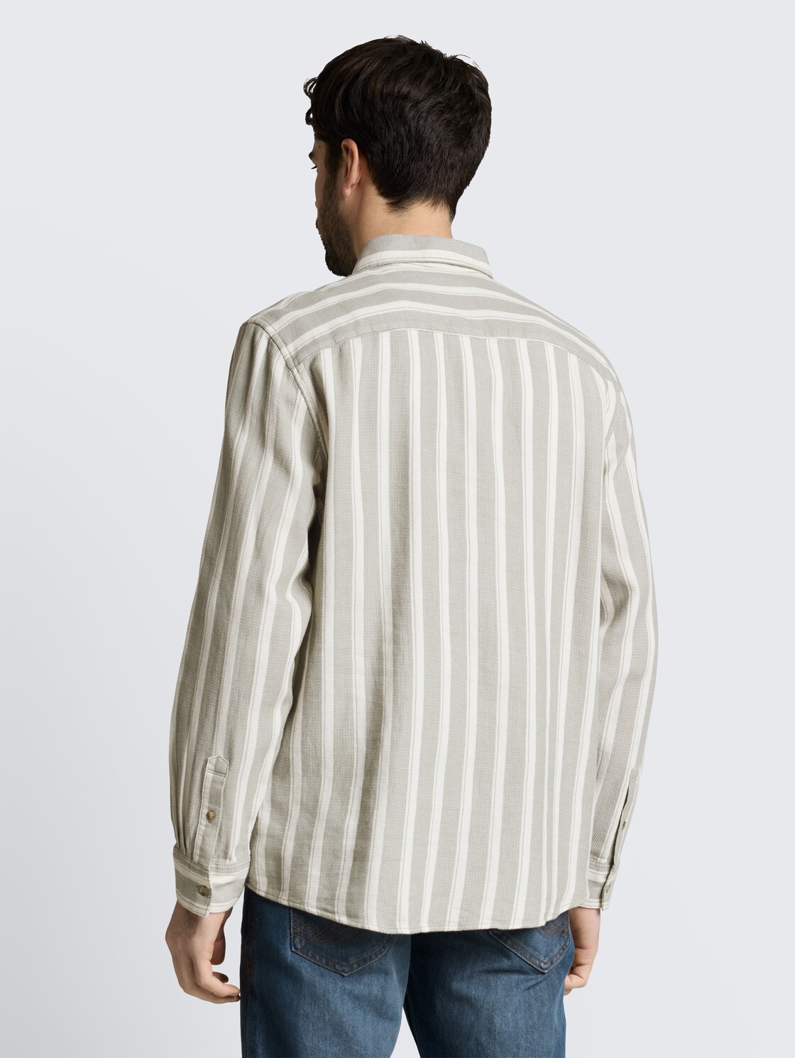 Regular Fit Dobby Hemd aus strukturiertem Baumwollstoff - gree white big stripe - Auschnitt Model-Rückansicht