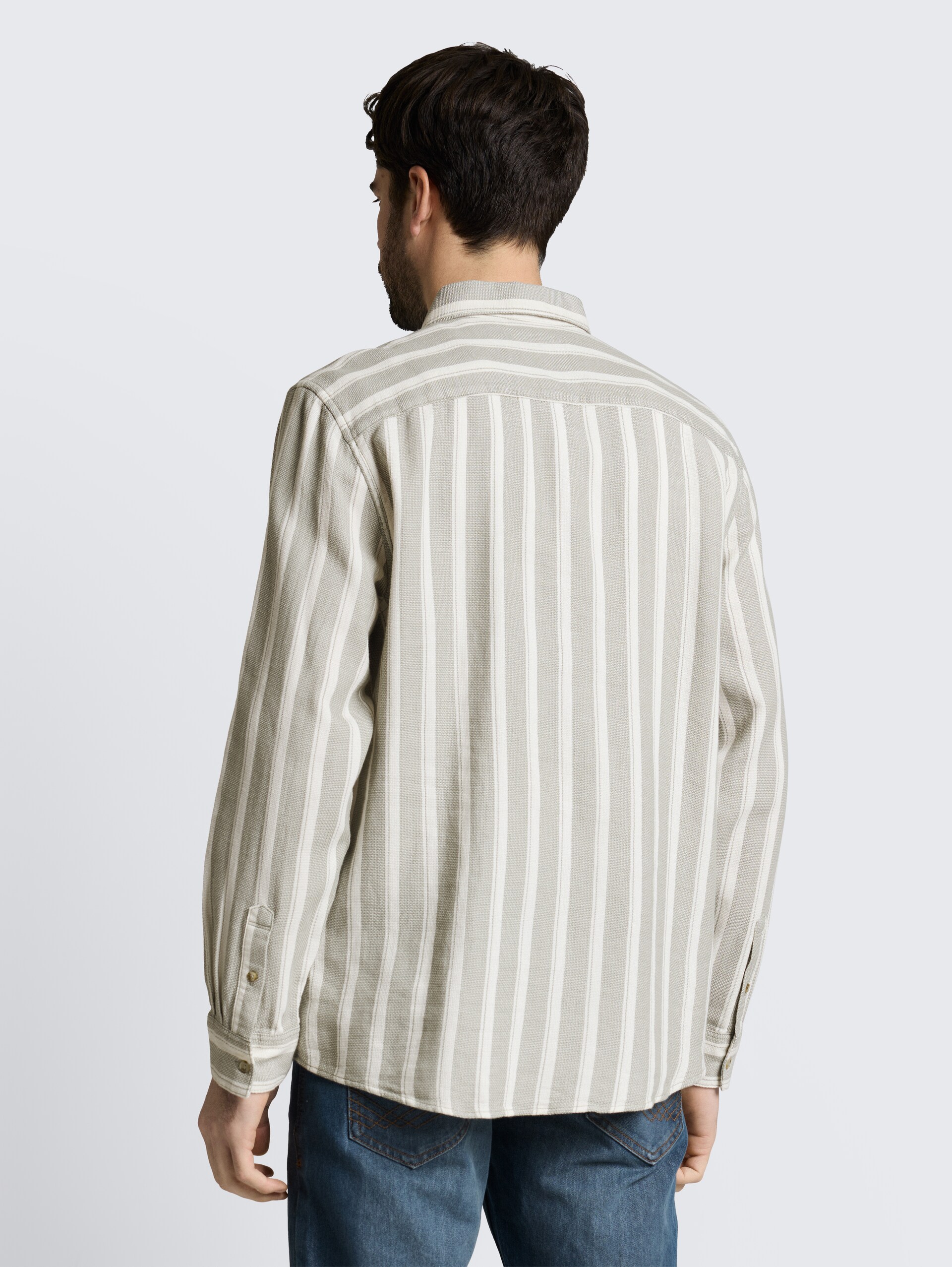 Regular Fit Dobby Hemd aus strukturiertem Baumwollstoff - gree white big stripe - Auschnitt Model-Rückansicht