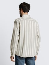 Regular Fit Dobby Hemd aus strukturiertem Baumwollstoff - gree white big stripe - Auschnitt Model-Rückansicht