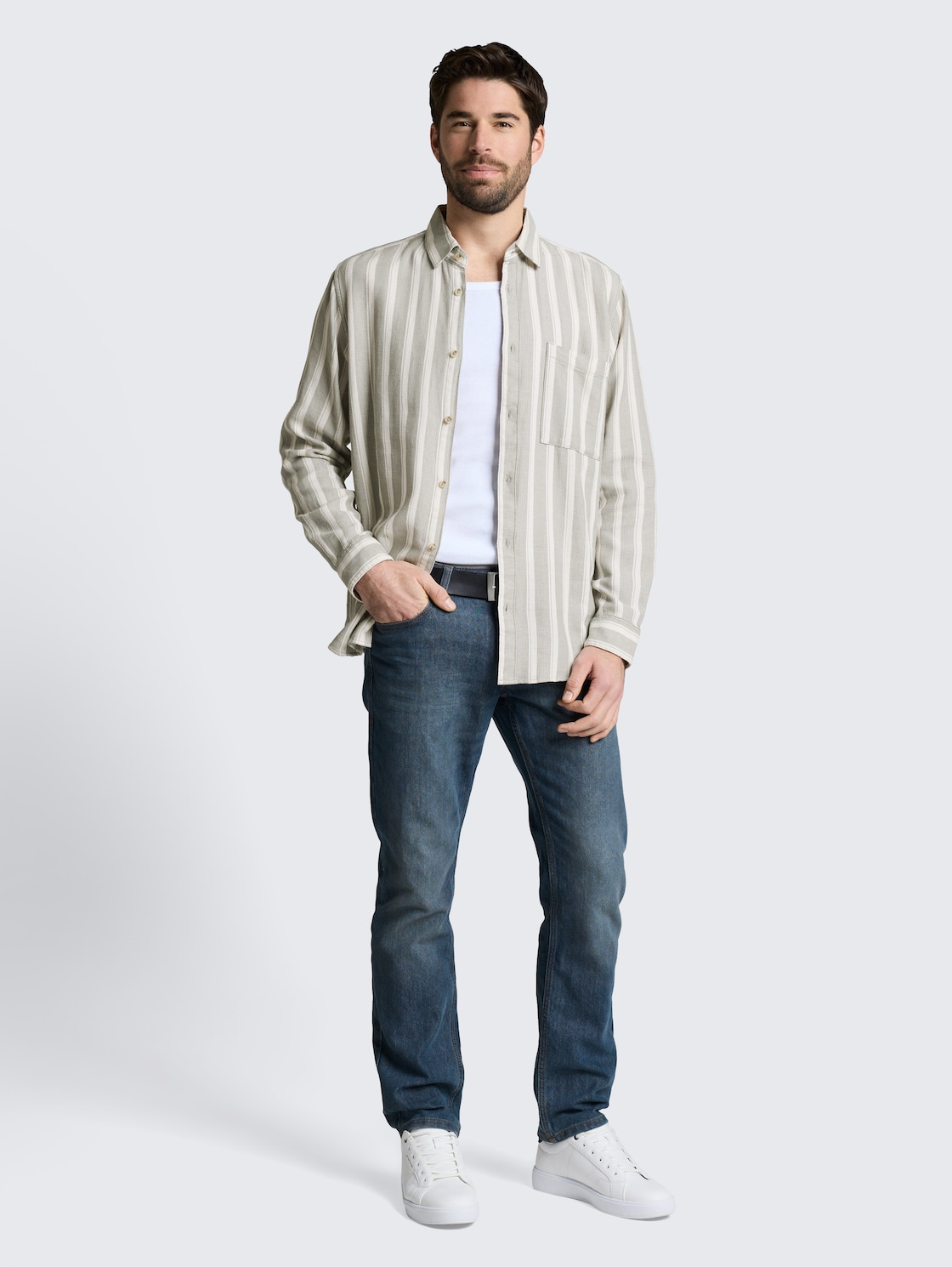 Regular Fit Dobby Hemd aus strukturiertem Baumwollstoff - gree white big stripe - Model-Vorderansicht