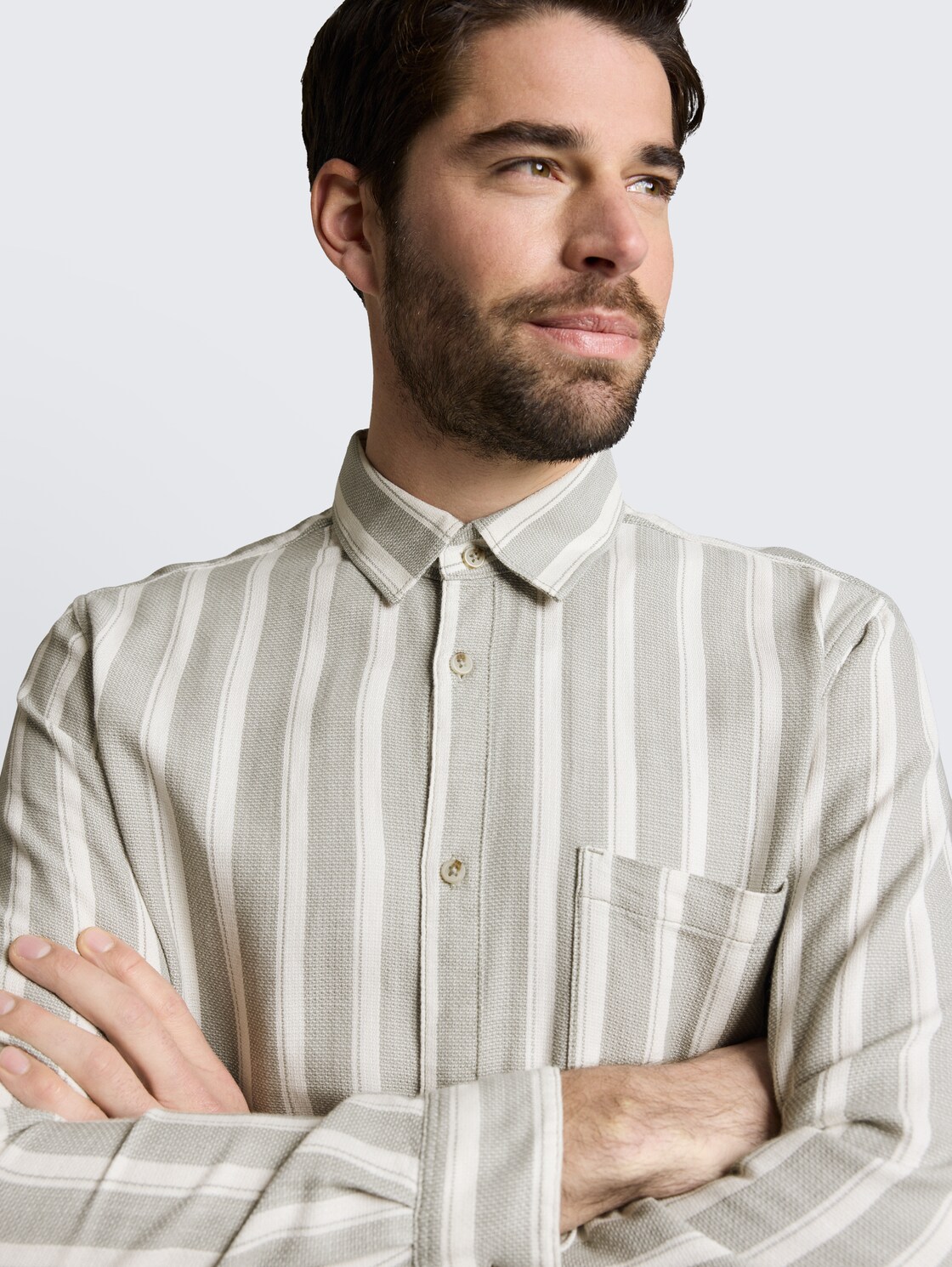 Regular Fit Dobby Hemd aus strukturiertem Baumwollstoff - gree white big stripe - Detail-Model-Ansicht