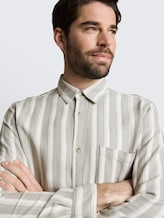 Regular Fit Dobby Hemd aus strukturiertem Baumwollstoff - gree white big stripe - Detail-Model-Ansicht