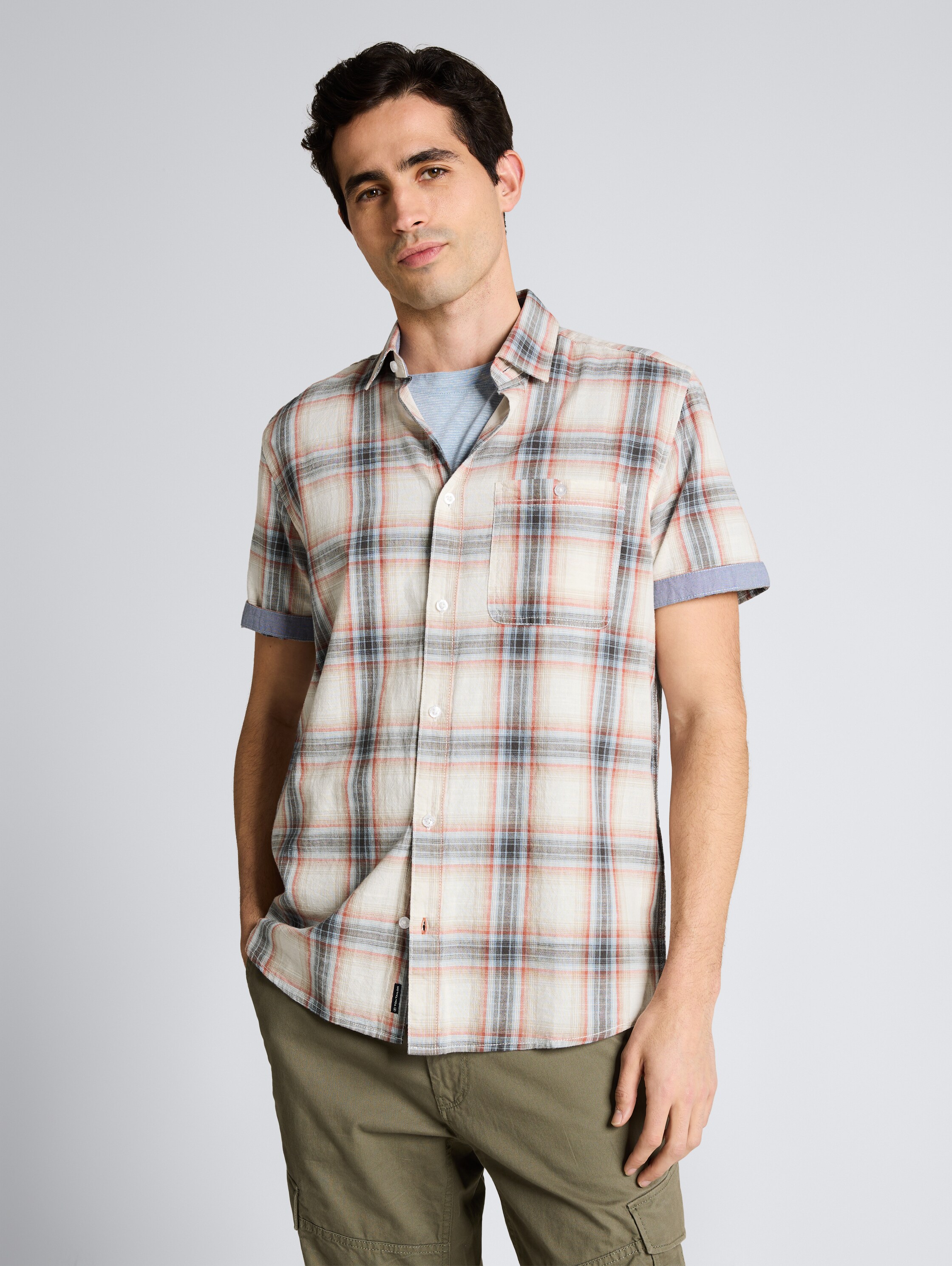 Regular fit short-sleeved shirt with checked pattern - white multicolor check - Neckline model front view
