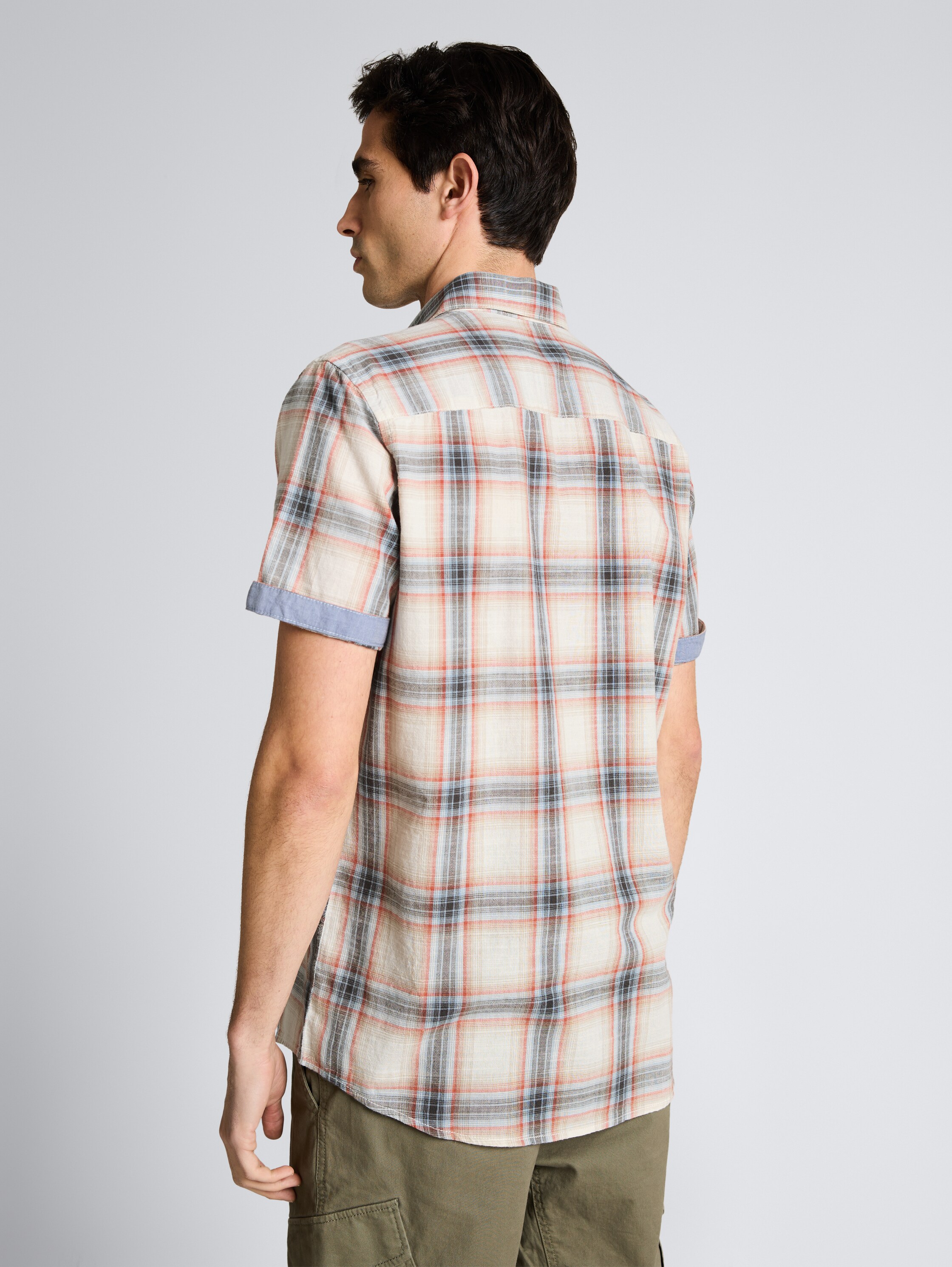 Regular fit short-sleeved shirt with checked pattern - white multicolor check - Neckline model-back view