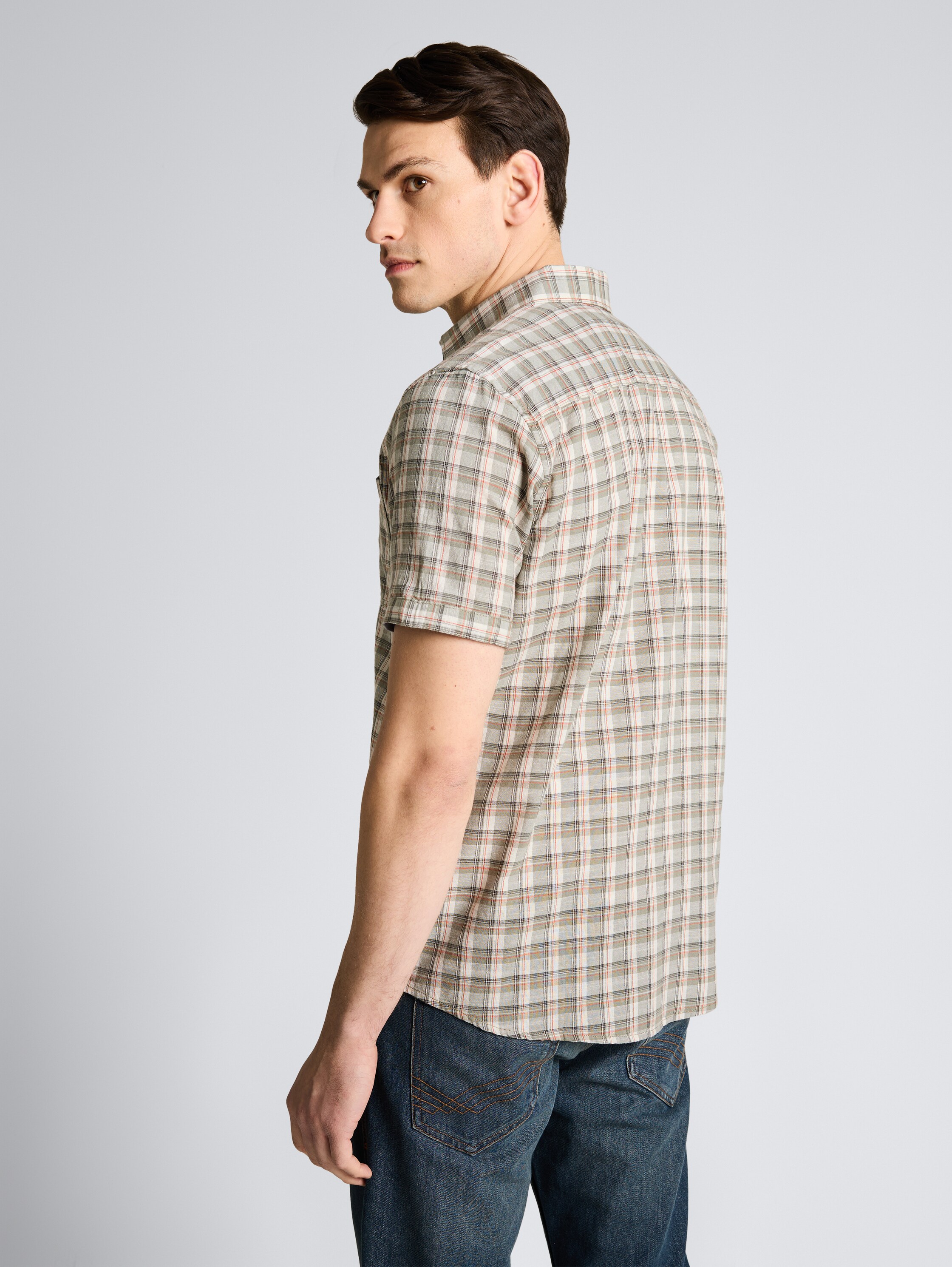 Regular fit short-sleeved shirt with checked pattern - green white check - Neckline model-back view