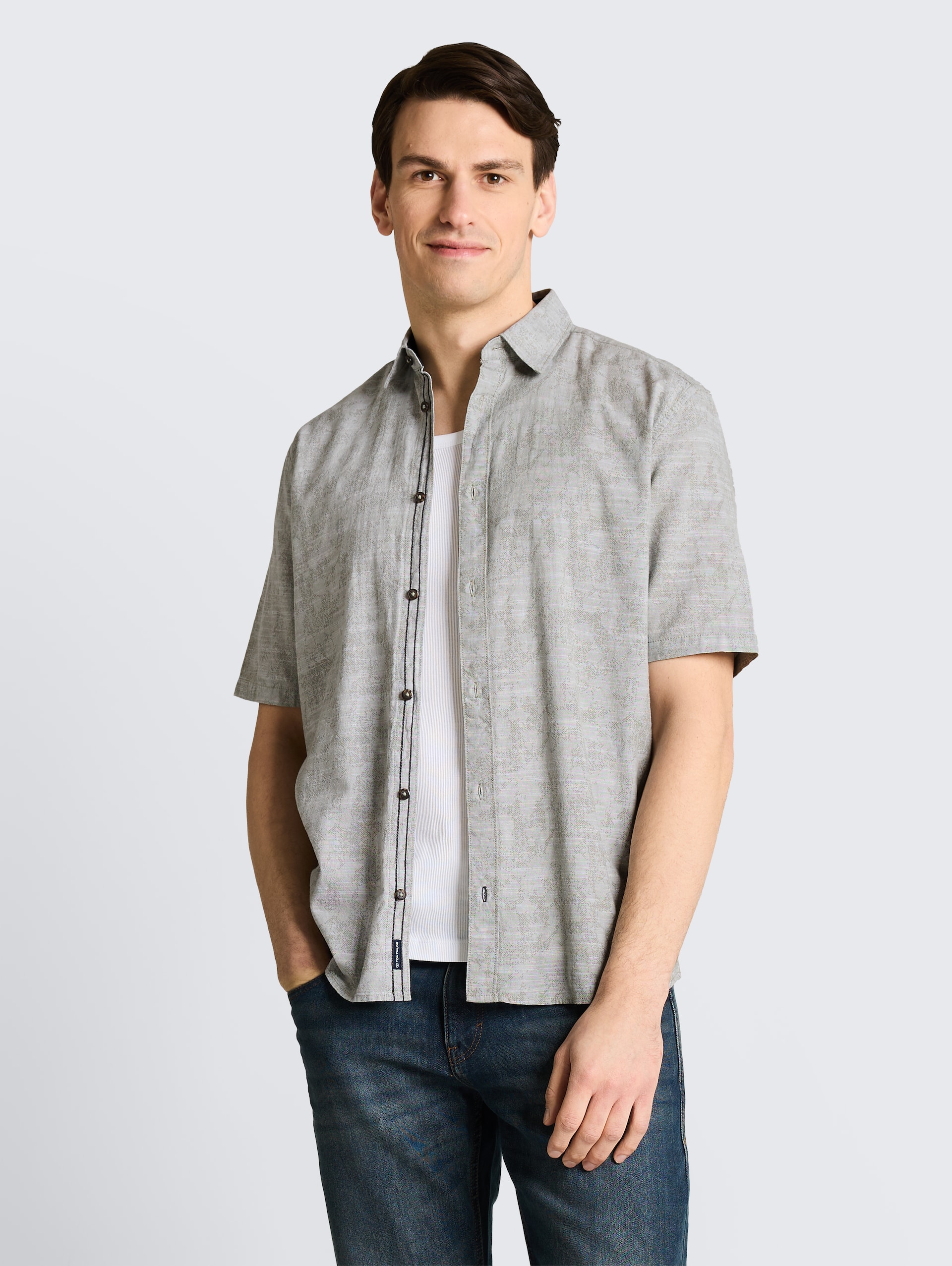 Comfort Fit Kurzarmhemd mit Muster - greyish olive tonal design - Ausschnitt Model-Vorderansicht