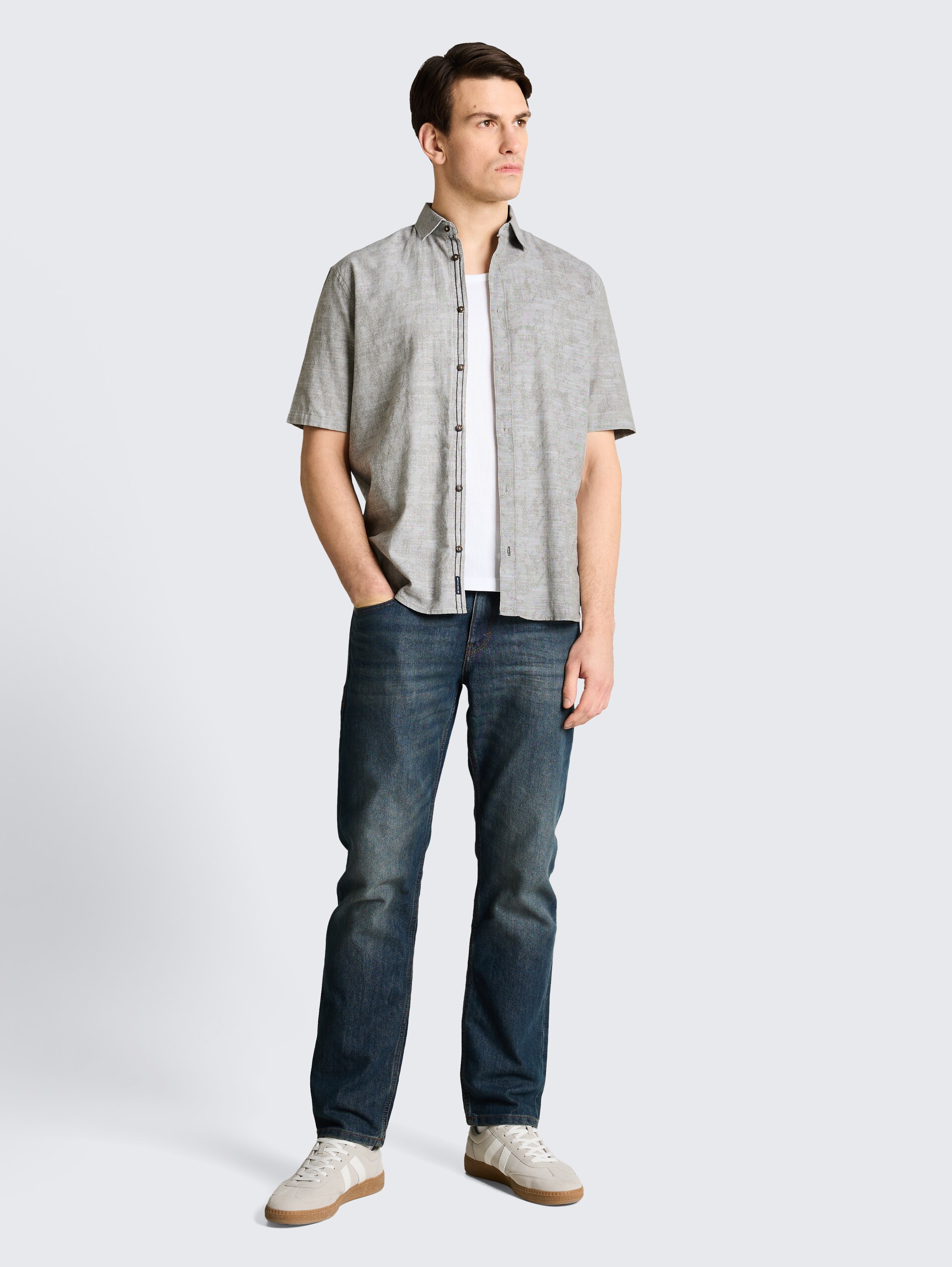 Comfort Fit Kurzarmhemd mit Muster - greyish olive tonal design - Model-Vorderansicht